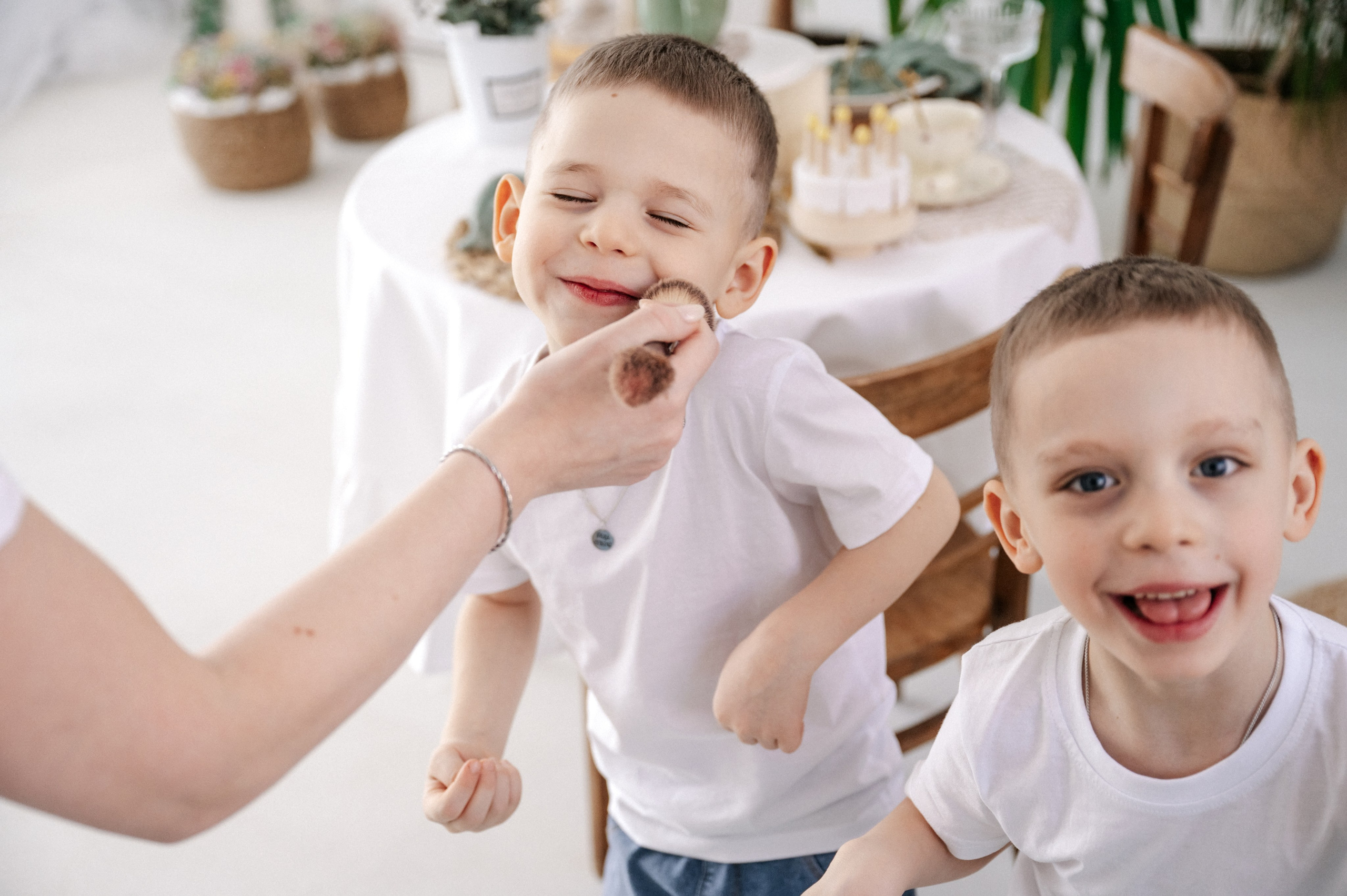 Семейная фотосессия мамы с сыновьями в фотостудии в Королёве. Свадебный и семейный фотограф Виктория Носачёва. Щелково, Москва и МО