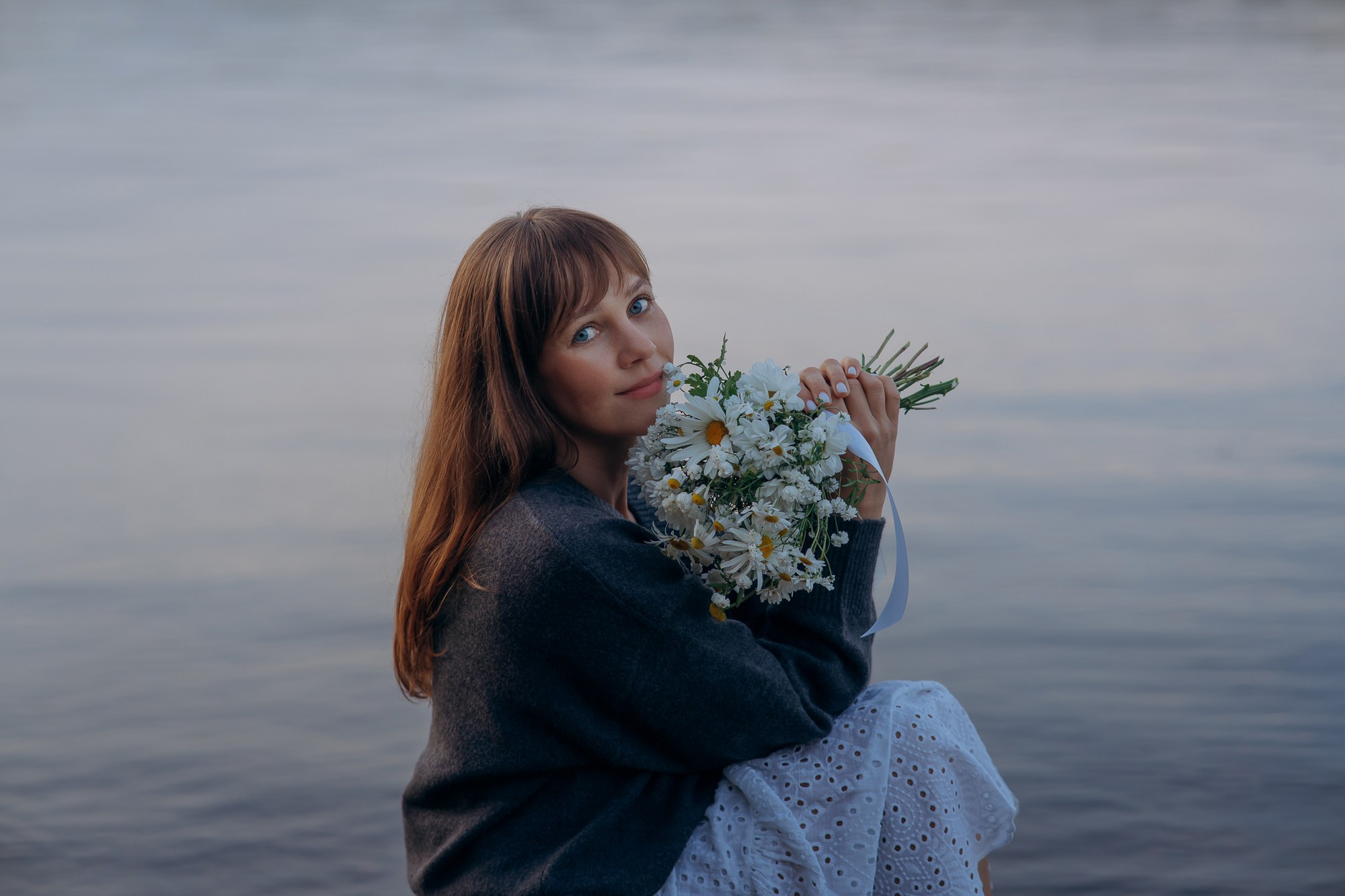 Индивидуальная летняя фотосессия на берегу реки. Свадебный и репортажный фотограф в Ярославле Евгений Сальников