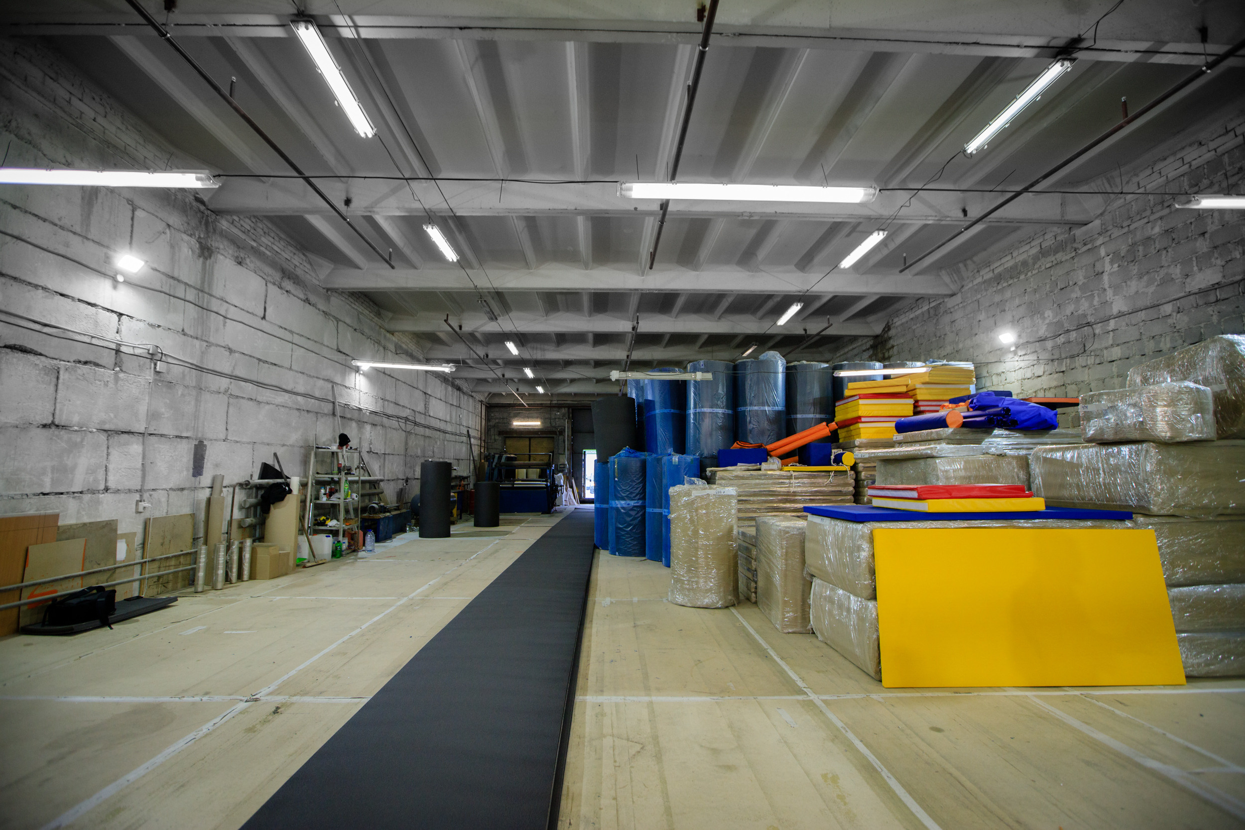 Съемка о производстве спортивных матов. Контент для бизнеса в Екатеринбурге Полдень Медиа