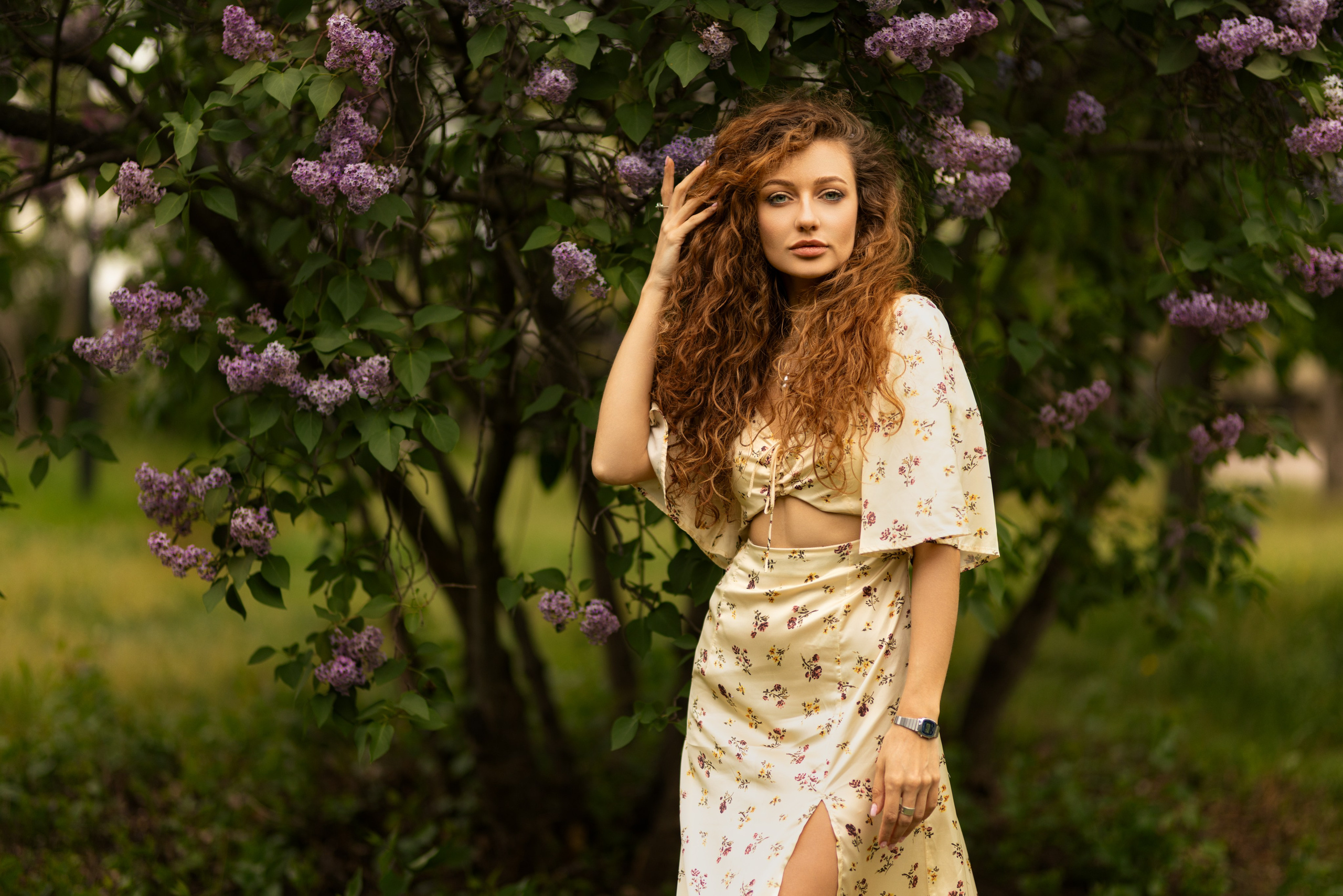 Фотосет с Дианой в цветущей сирени в Воронеже в формате для «себя». Дмитрий Шульгин, портретный фотограф в Воронеже