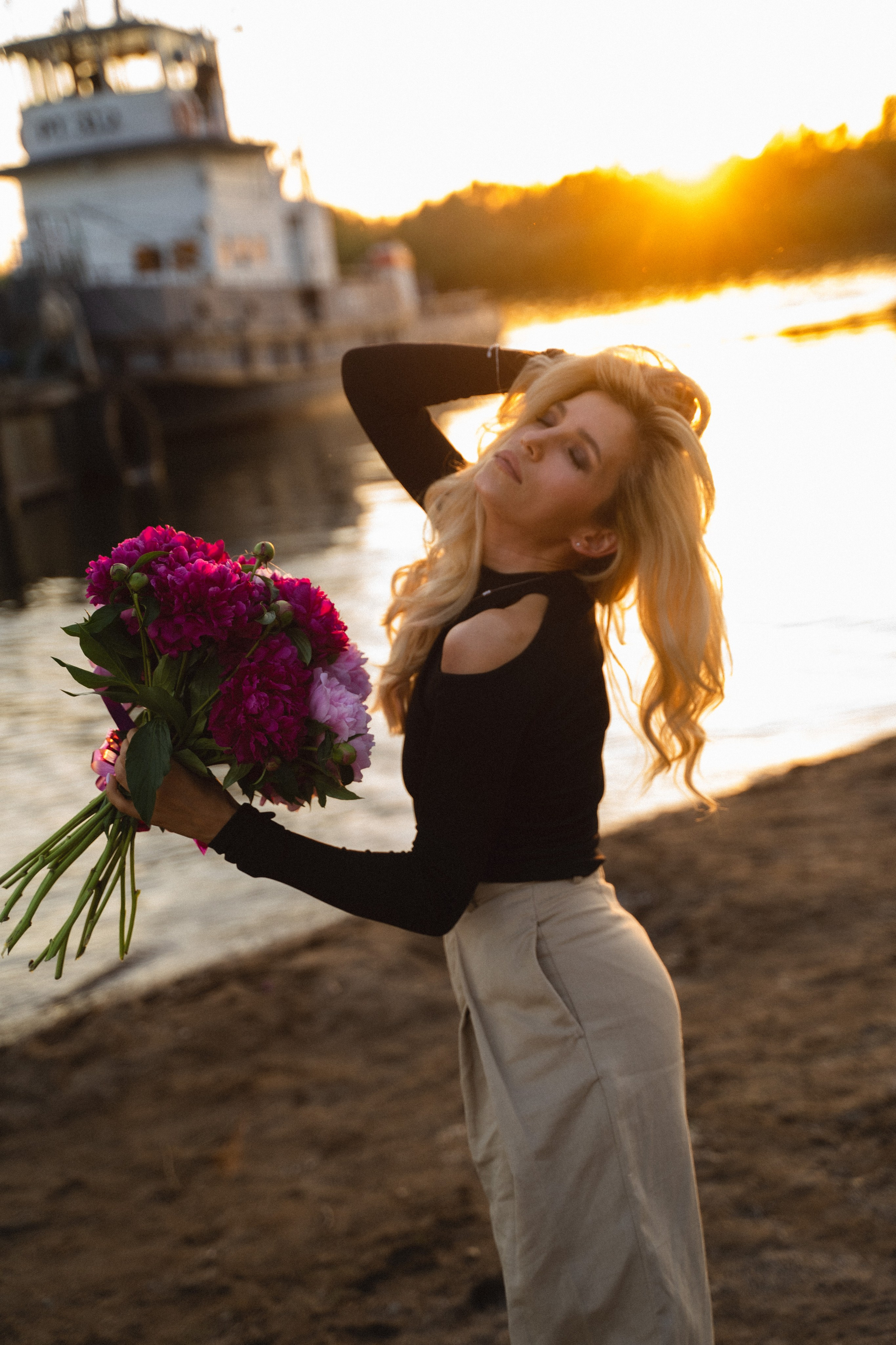 Девушки на берегу