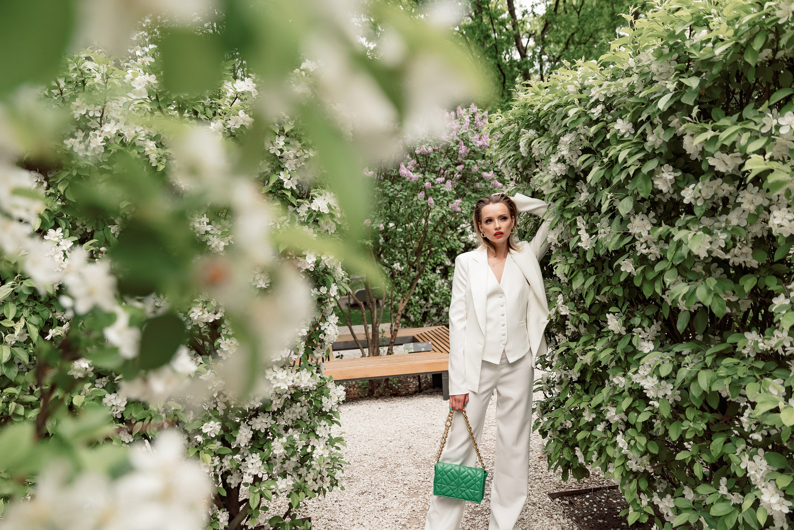 Портретная фотосессия Даши среди яблонь. Свадебный фотограф Москва
