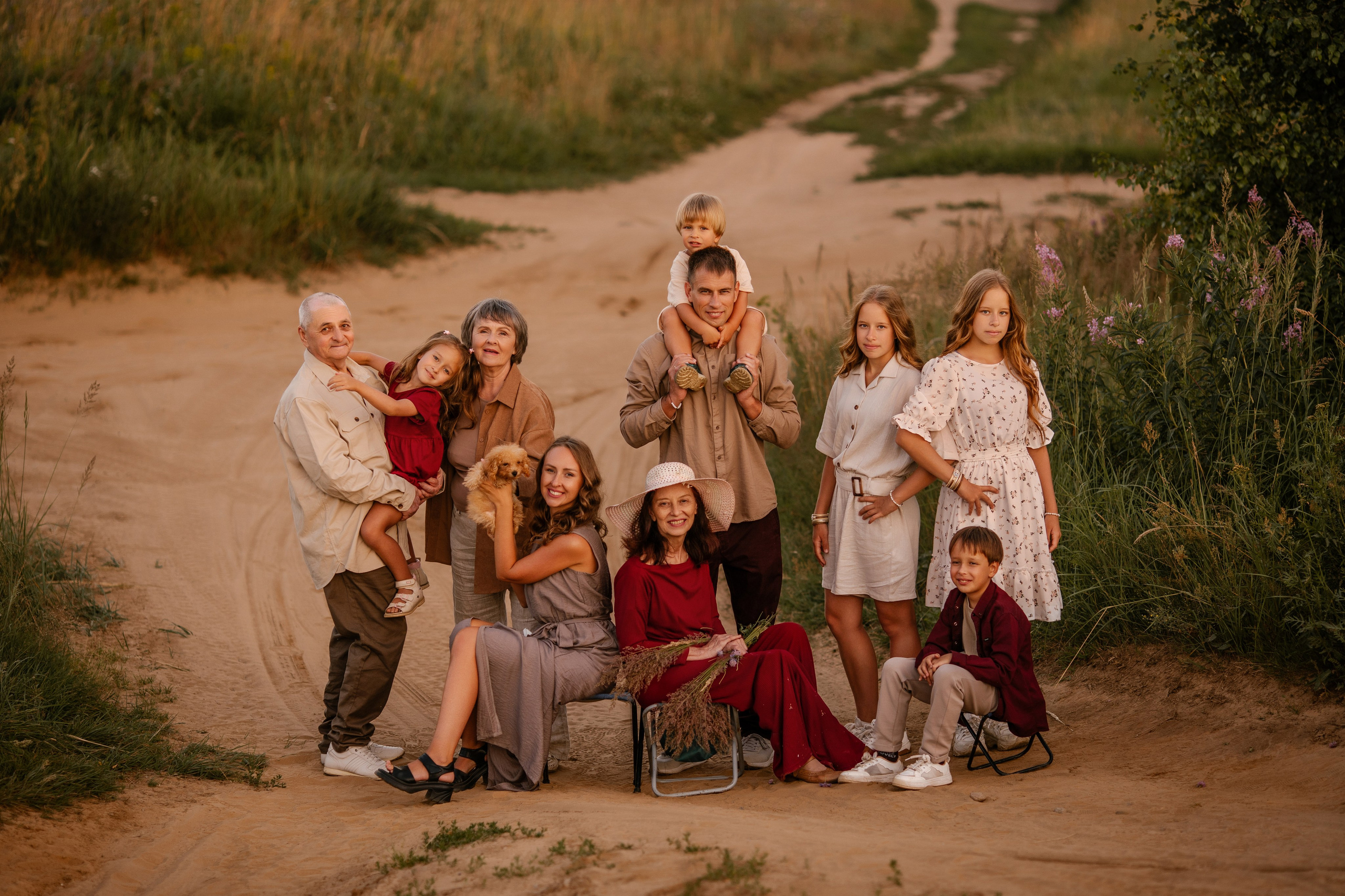 Фотосессия большой семьи в поле