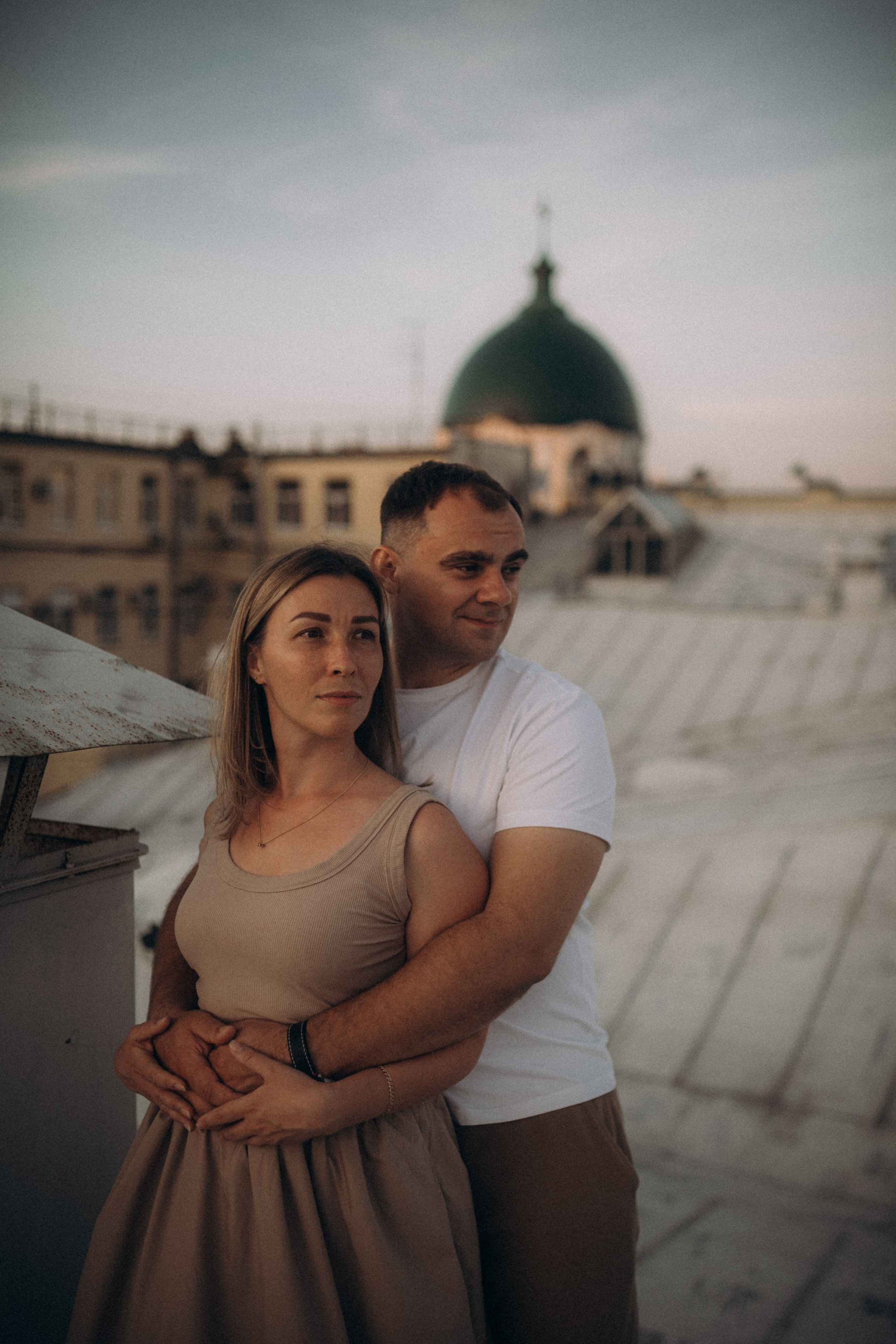 Мы сидим на питерской, теплой крыше. Фотограф в Санкт Петербурге Лара Великова