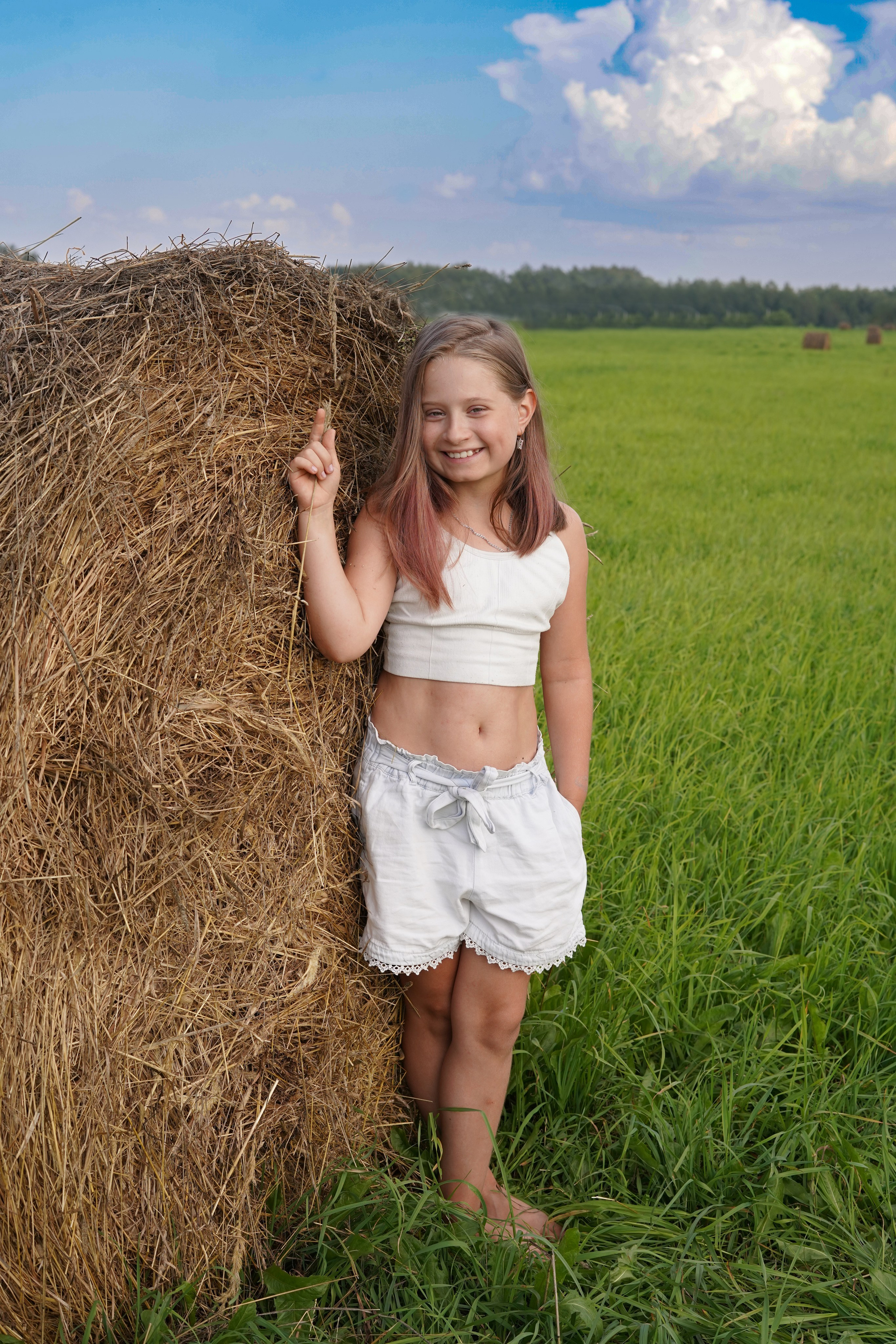 Фотосессия в поле-стоги сена. Главная