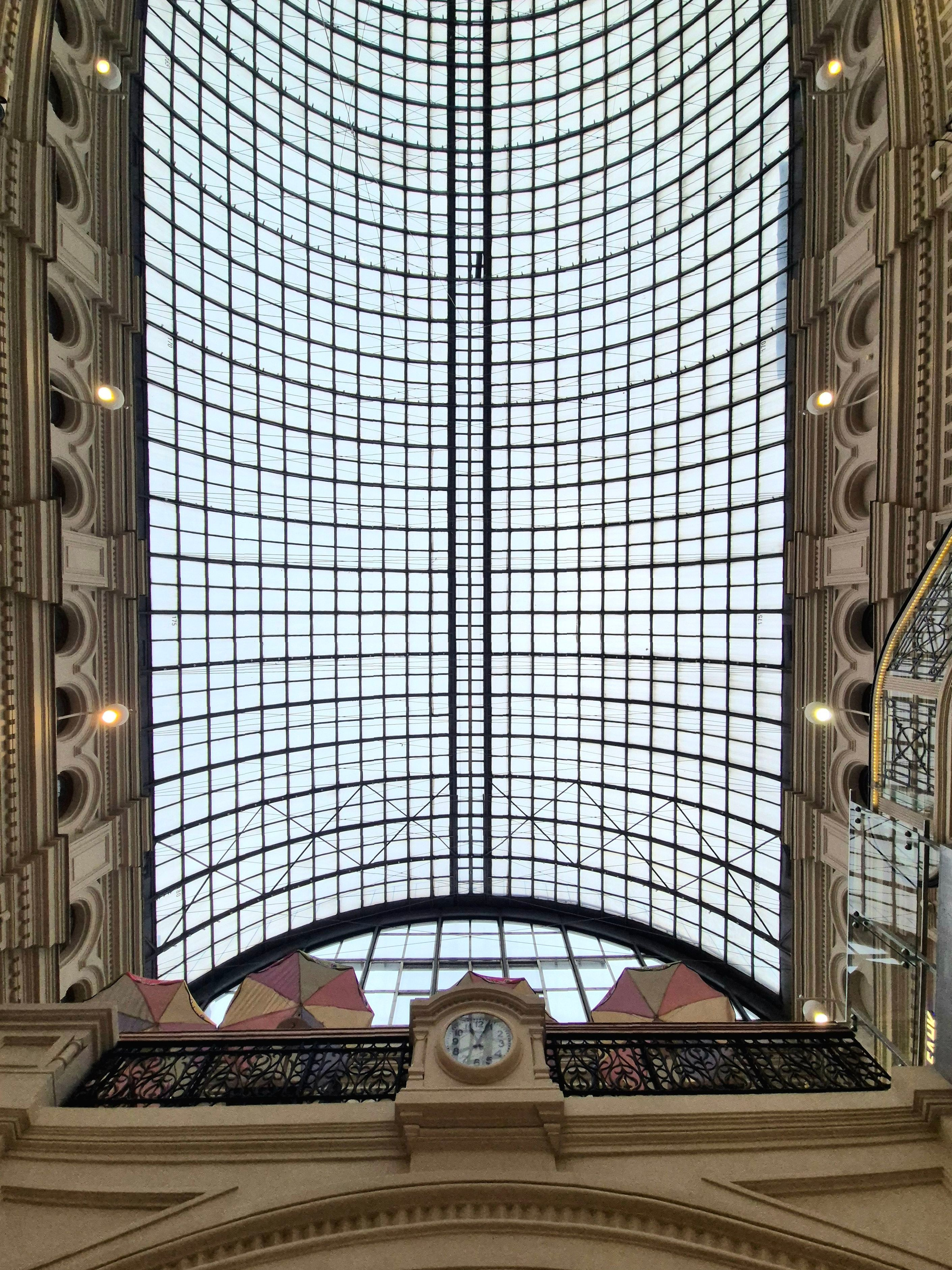 Узнали всю история торговых рядов, превращения рынка в элитный ТЦ в начале XX в. Сильнее всего впечатлил стеклянный купол. Огромная тяжелая конструкция выглядит ажурной, оставаясь прочнейшим сооружением, благодаря соединительным тросам, которые почти не видны с торговых уровней