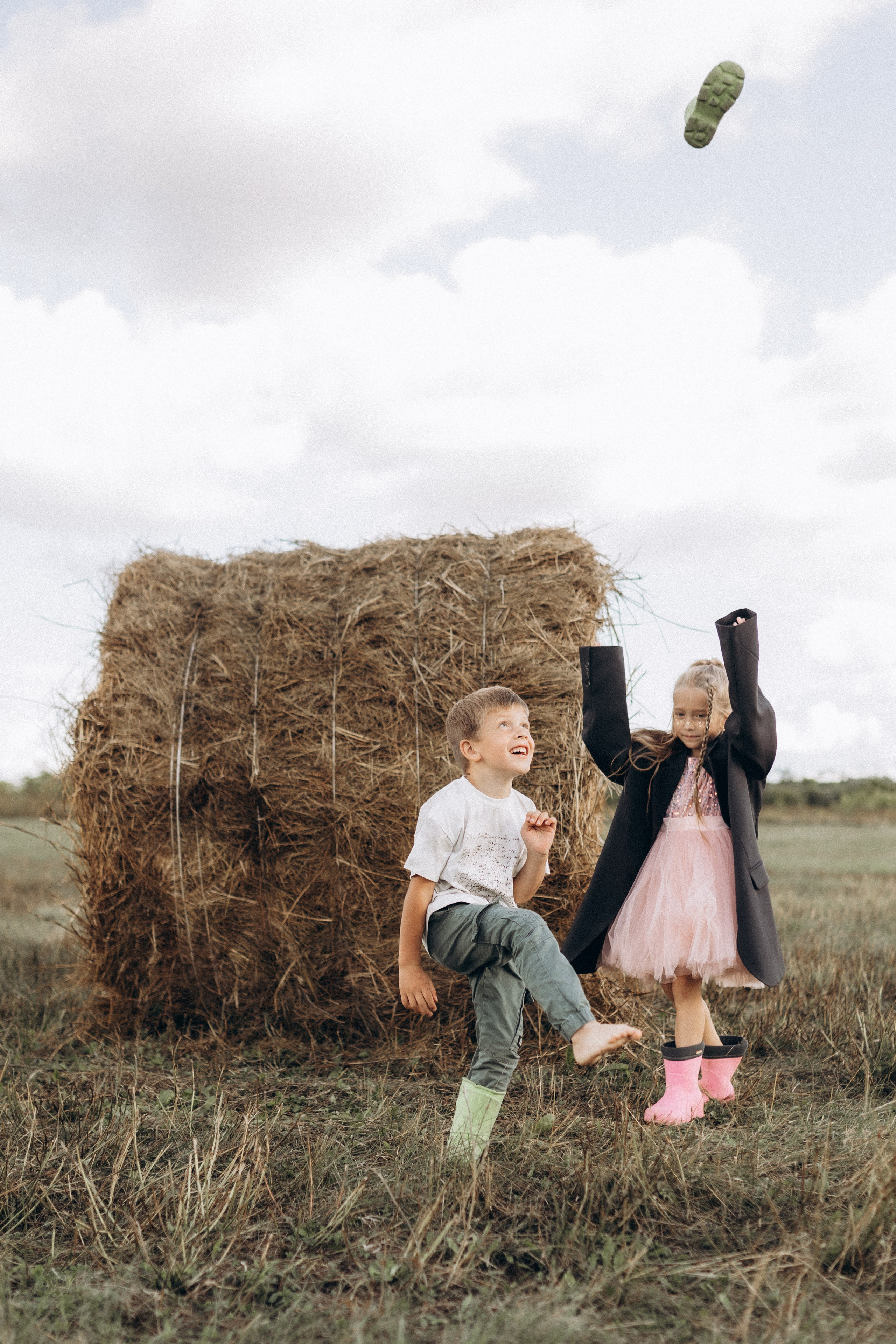Вика и Миша на сене. Семейный фотограф lifestyle в Новосибирске Елена Шпилевая