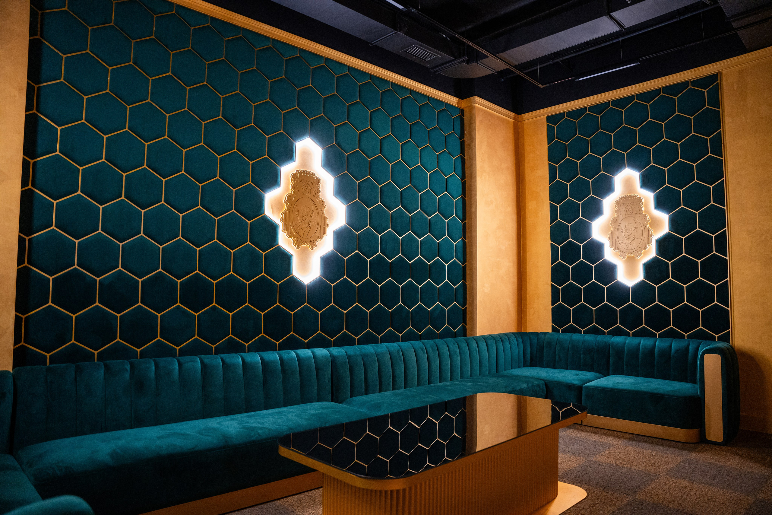 Фотосъемка интерьера стриптиз-клуба Hefner — элитный клуб Краснодара. Интерьерная фотосъемка клуба Hefner в Краснодаре — профессионально. Шедевры для Вас! Фотограф и Видеограф в Краснодаре Пахиев Руслан