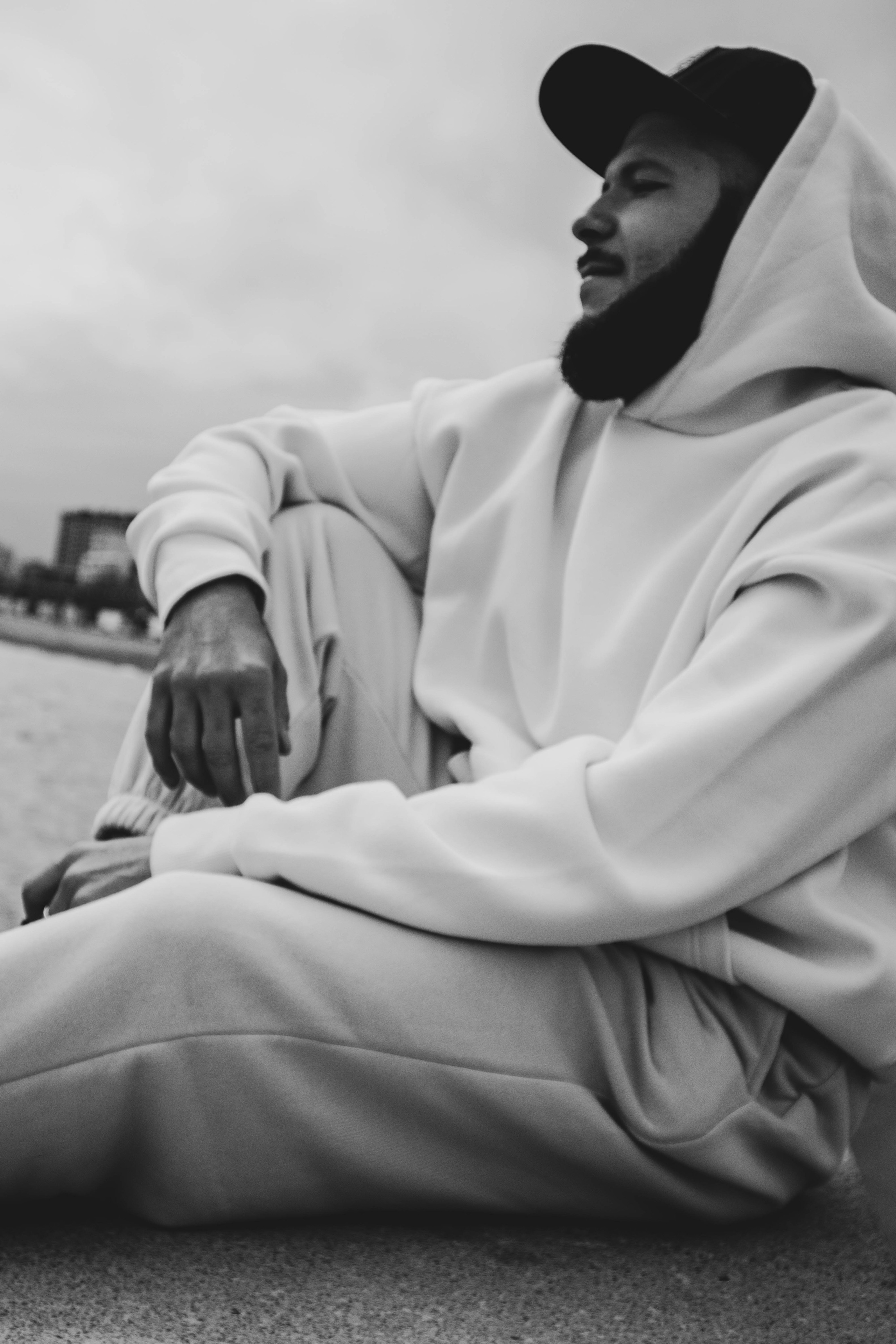 О. Уличный фотограф Города N