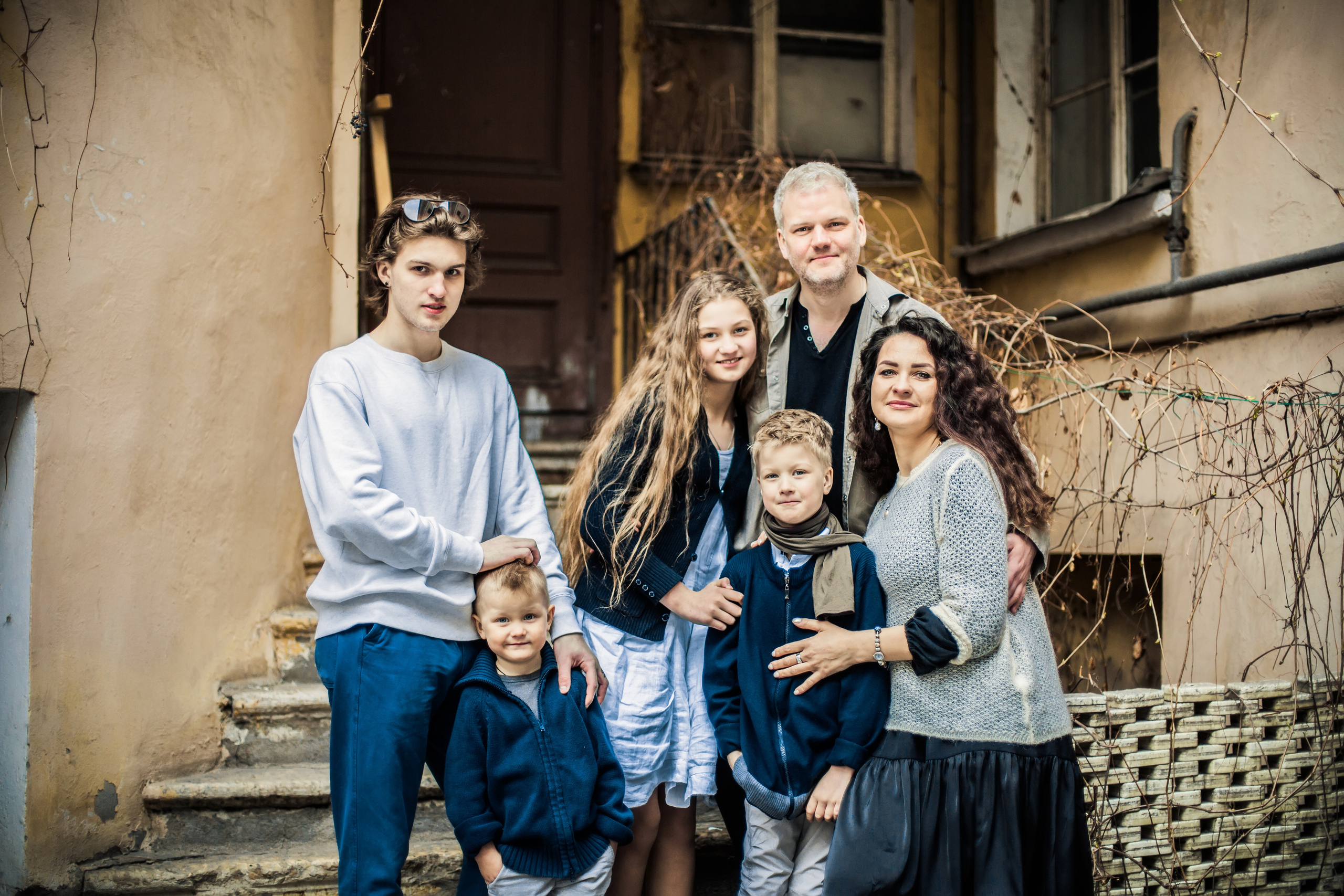 Уличная фотосессия большой семьи в конце лета. Детский, свадебный и семейный фотограф Юлия Курбатова, Санкт-Петербург