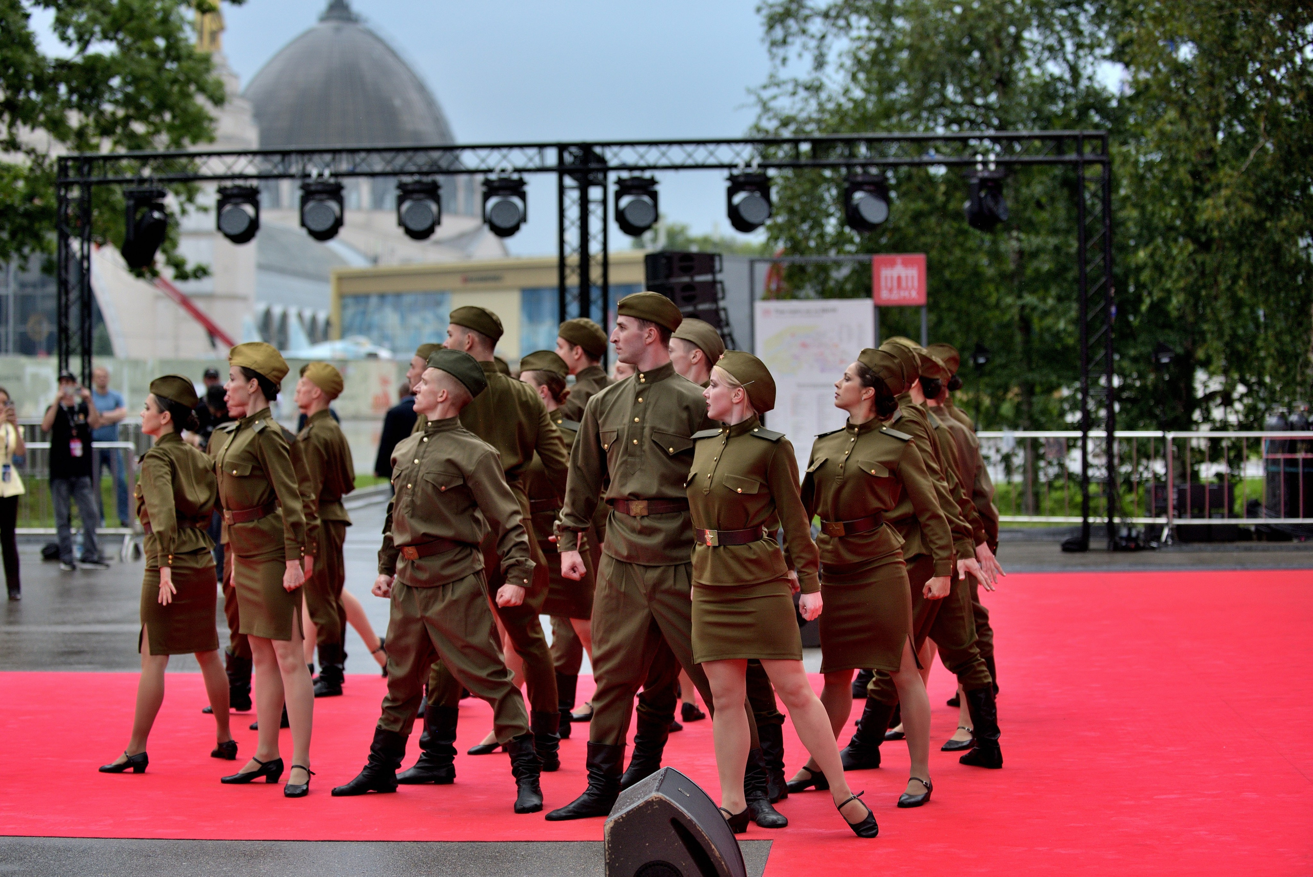 "Театральное представление на ВДНХ".