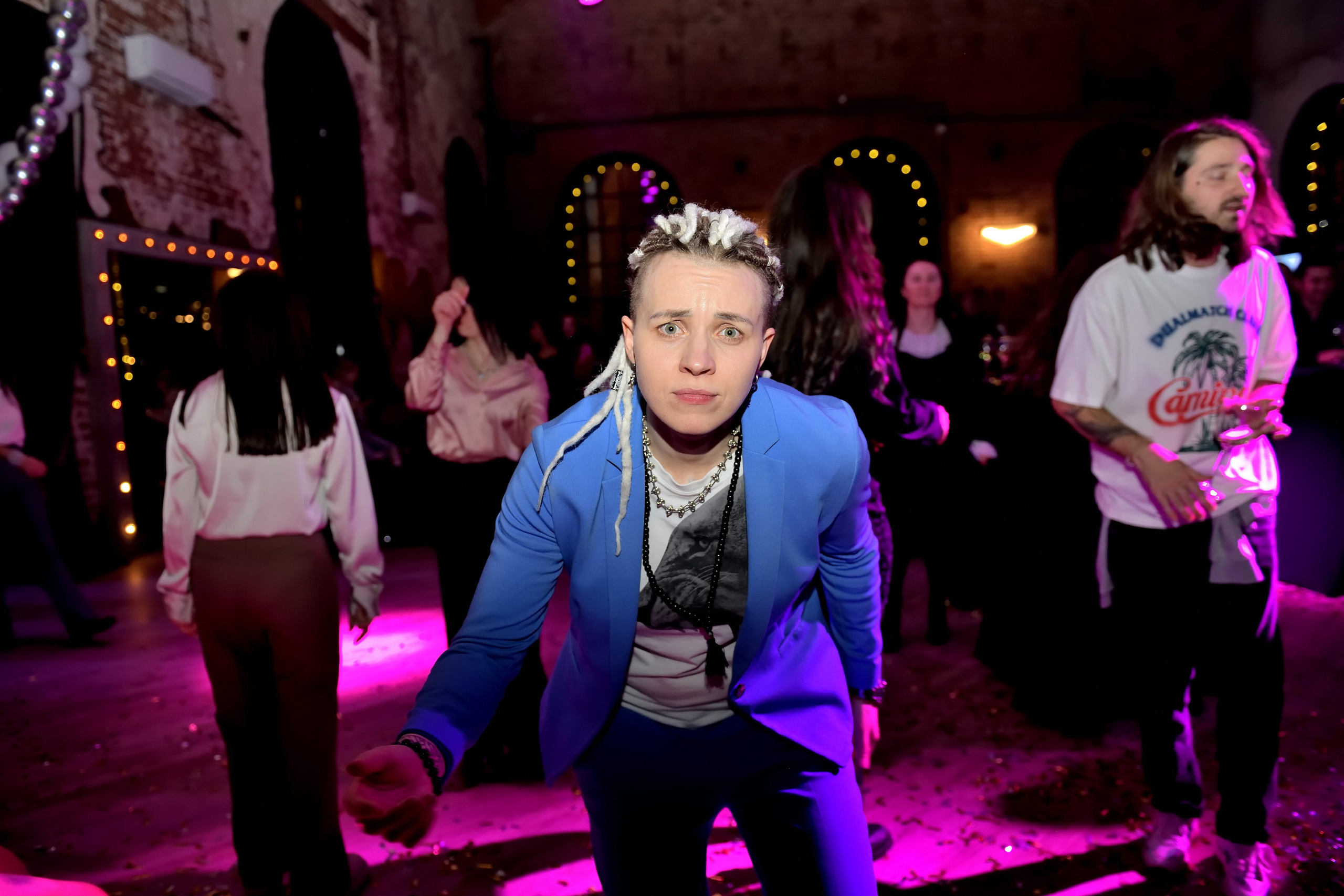 "Девушка в дрэдах на праздновании корпоратива".