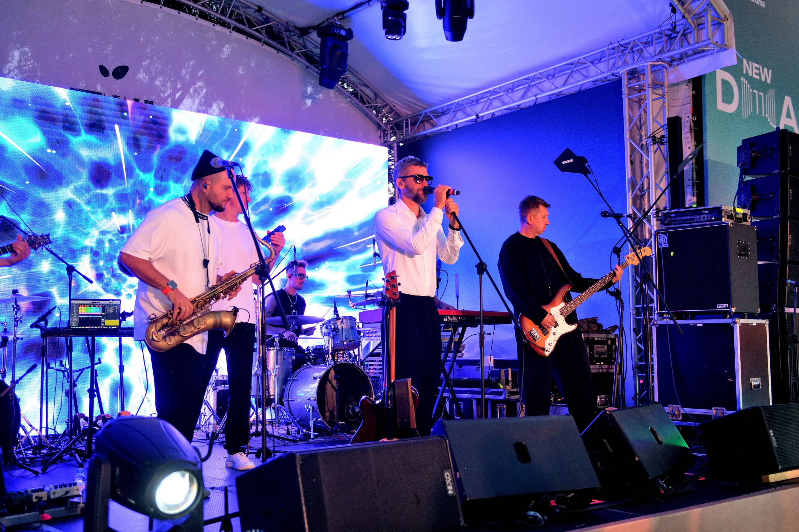 "Солист группы "Ума Турман" поет песню".