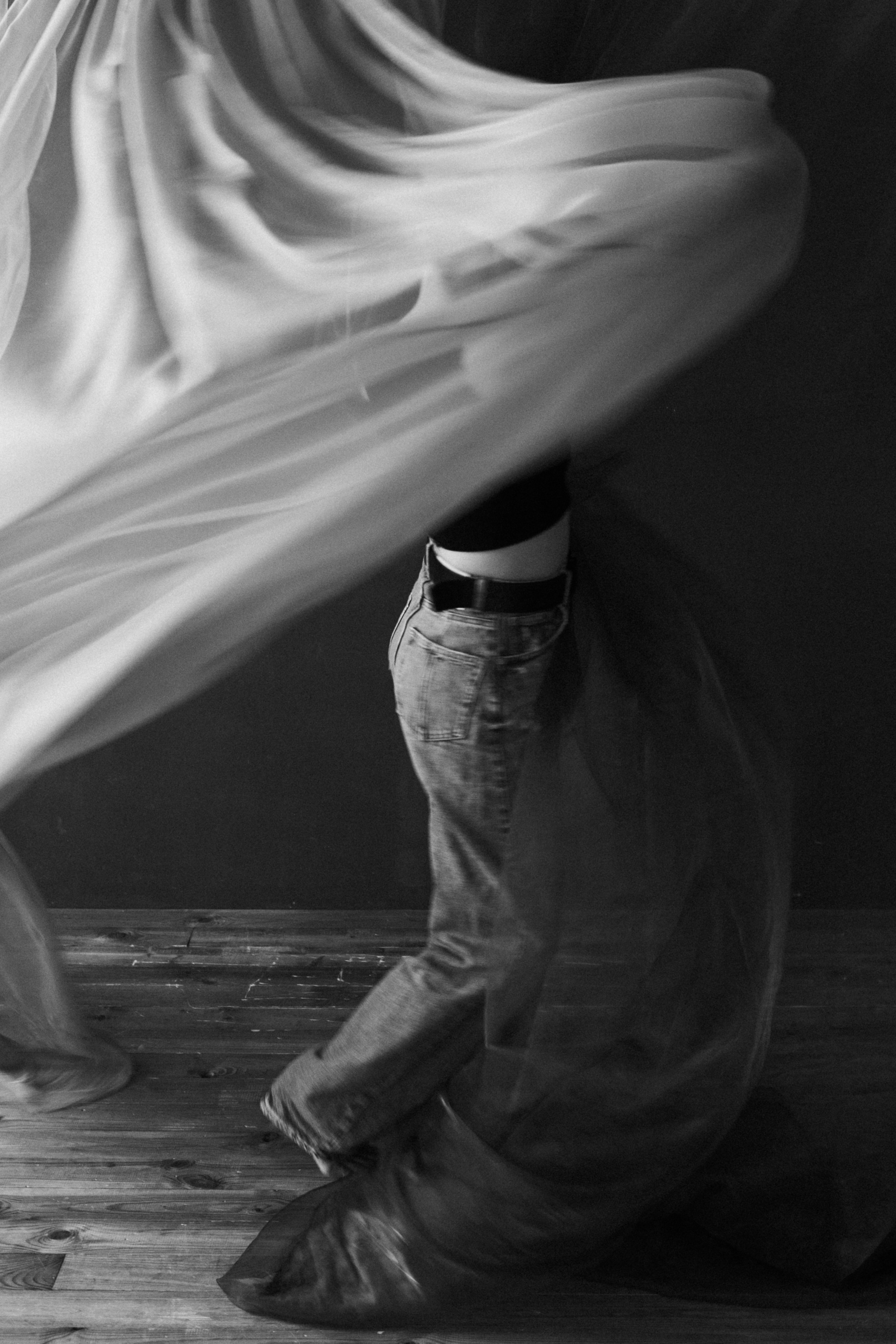 Фотография в движении с полотнами и красивой разлетающейся тканью.