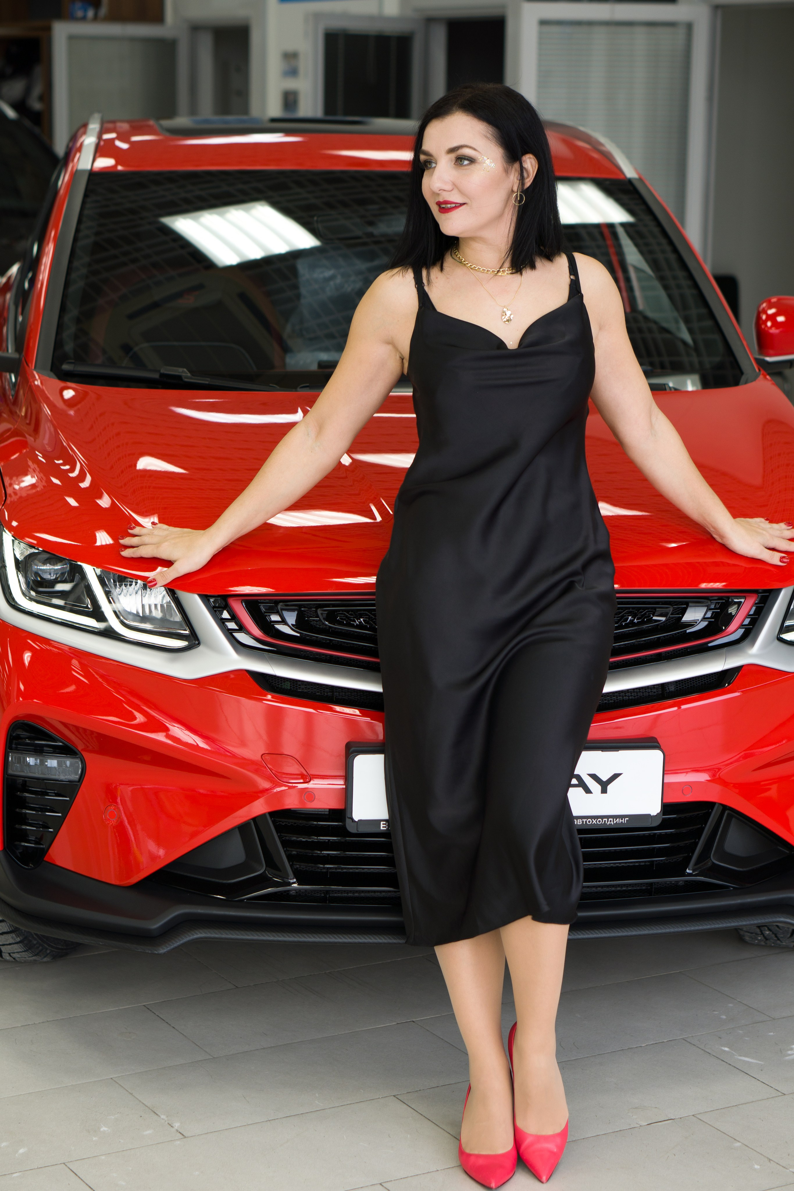 В автосалоне. Получение ключей от автомобиля. Женский, семейный и детский фотограф в Тюмени Диана Осипова