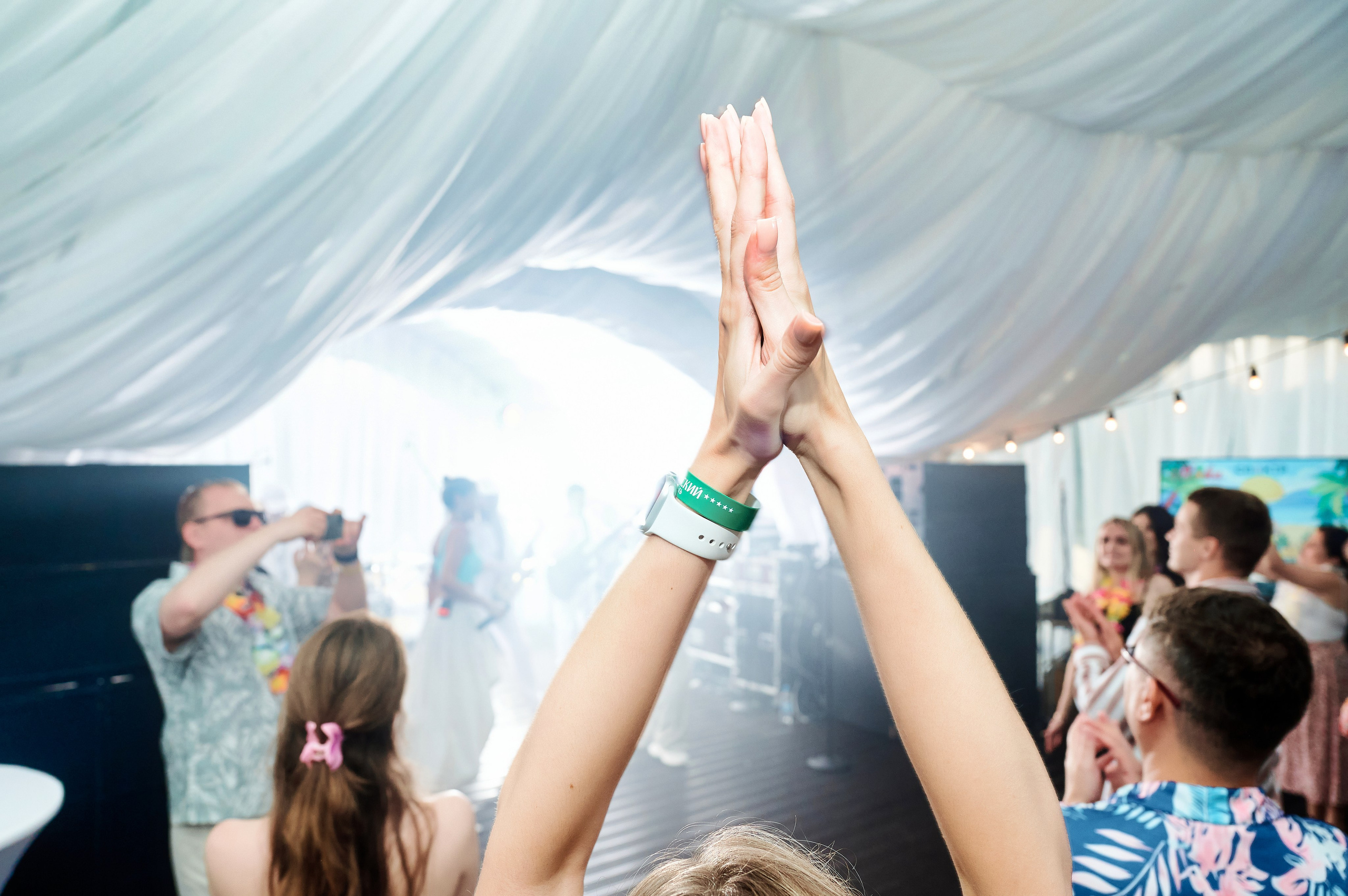 Портрет невесты в белом платье, свадебный момент, живое событие фотография