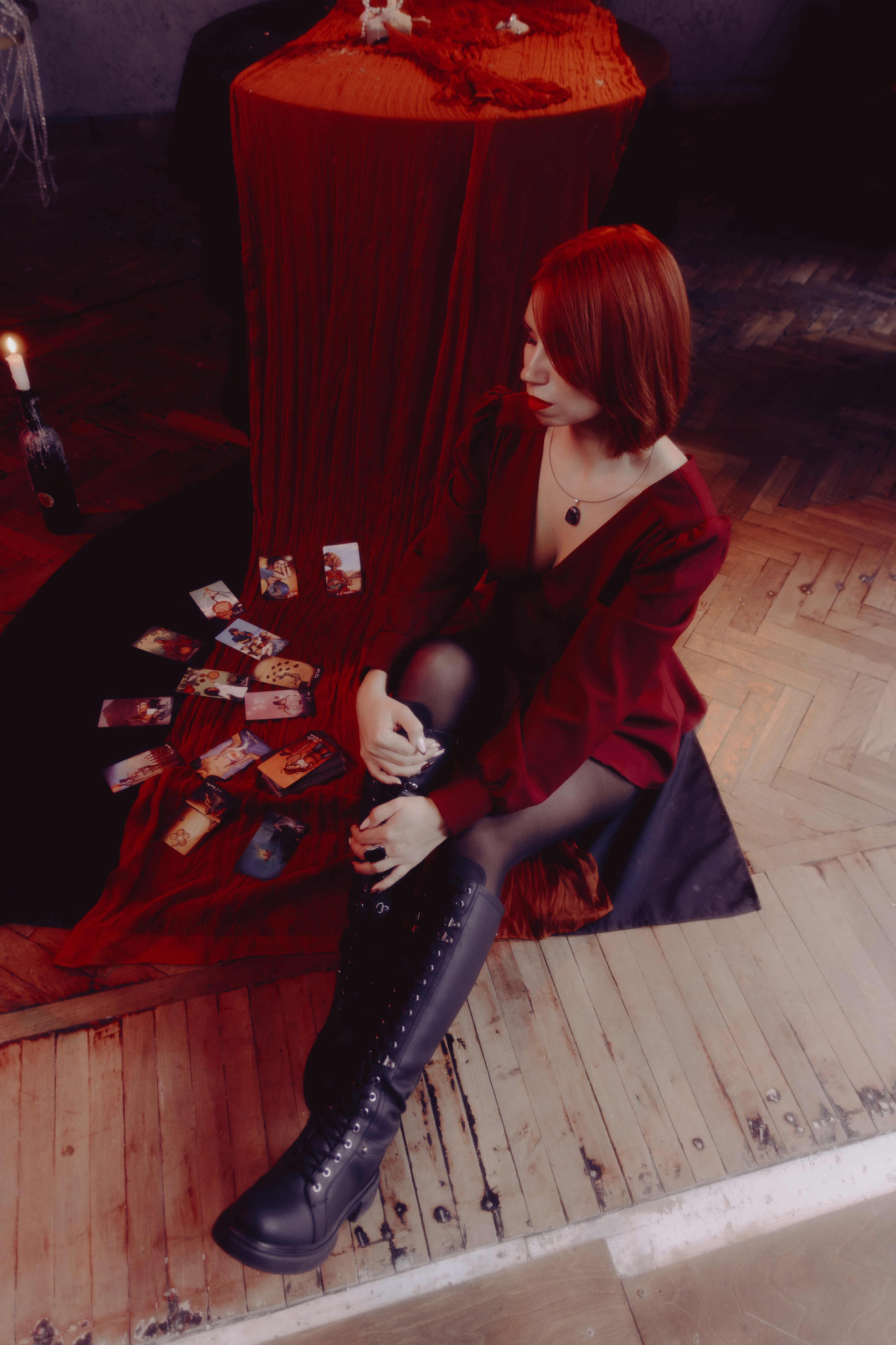 Лицо таролога в профиль, взгляд устремлён вдаль. Чёткие линии и контрасты подчёркивают харизматичность.