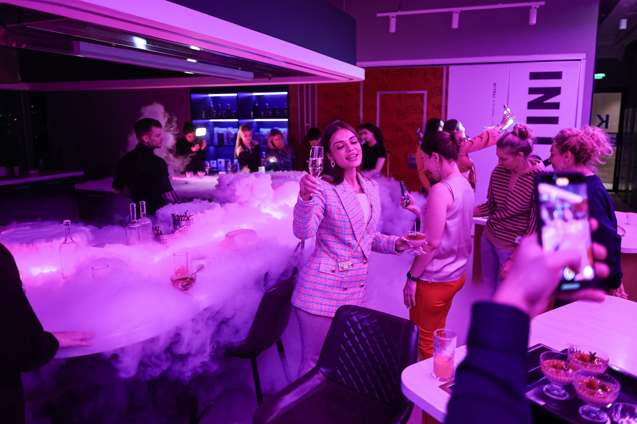 Вечеринка 8 марта в EventyOn. Репортажный фотограф видеограф в Москве Ольга Плаксина