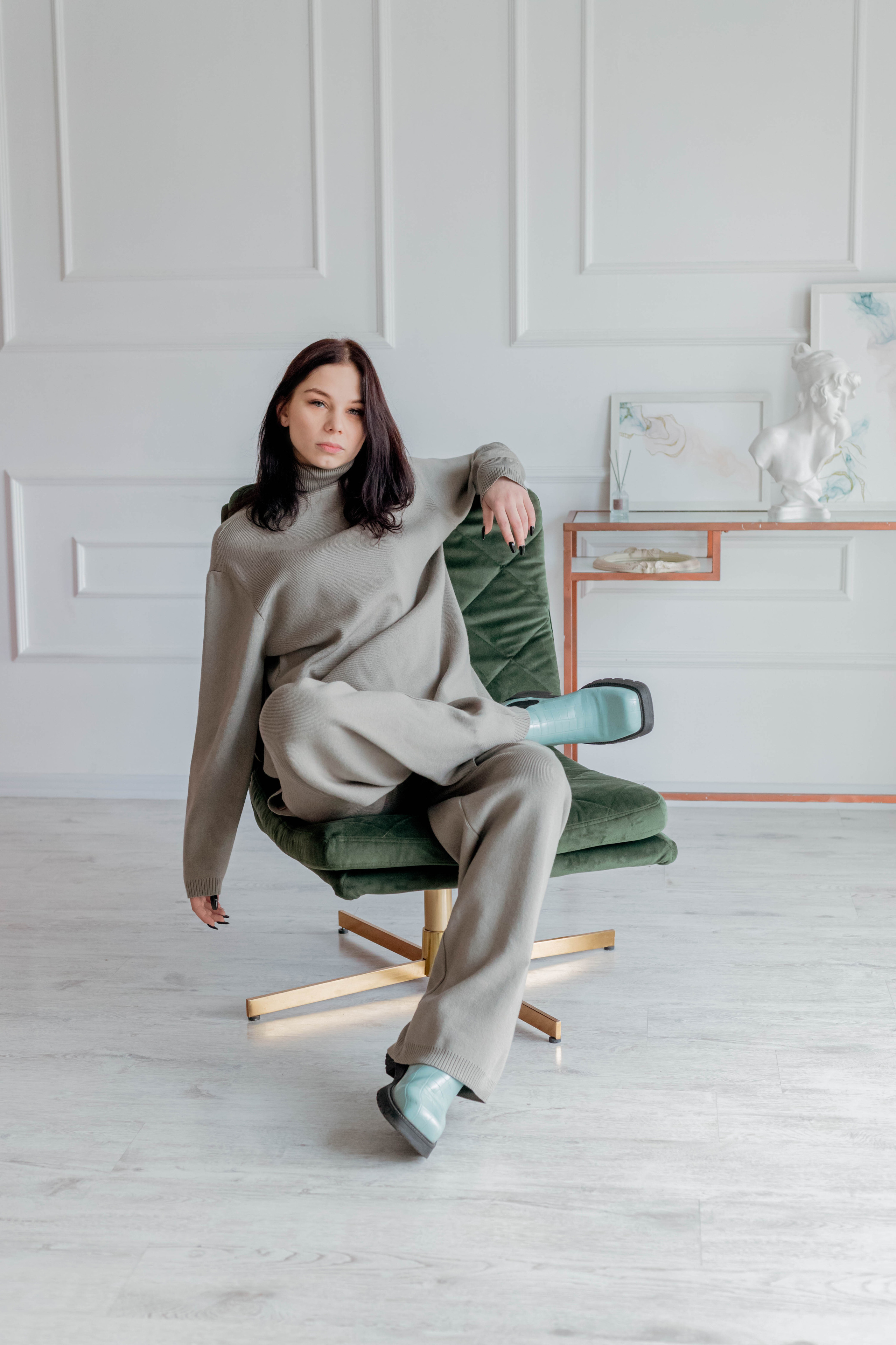 девушка в трикотажном костюме