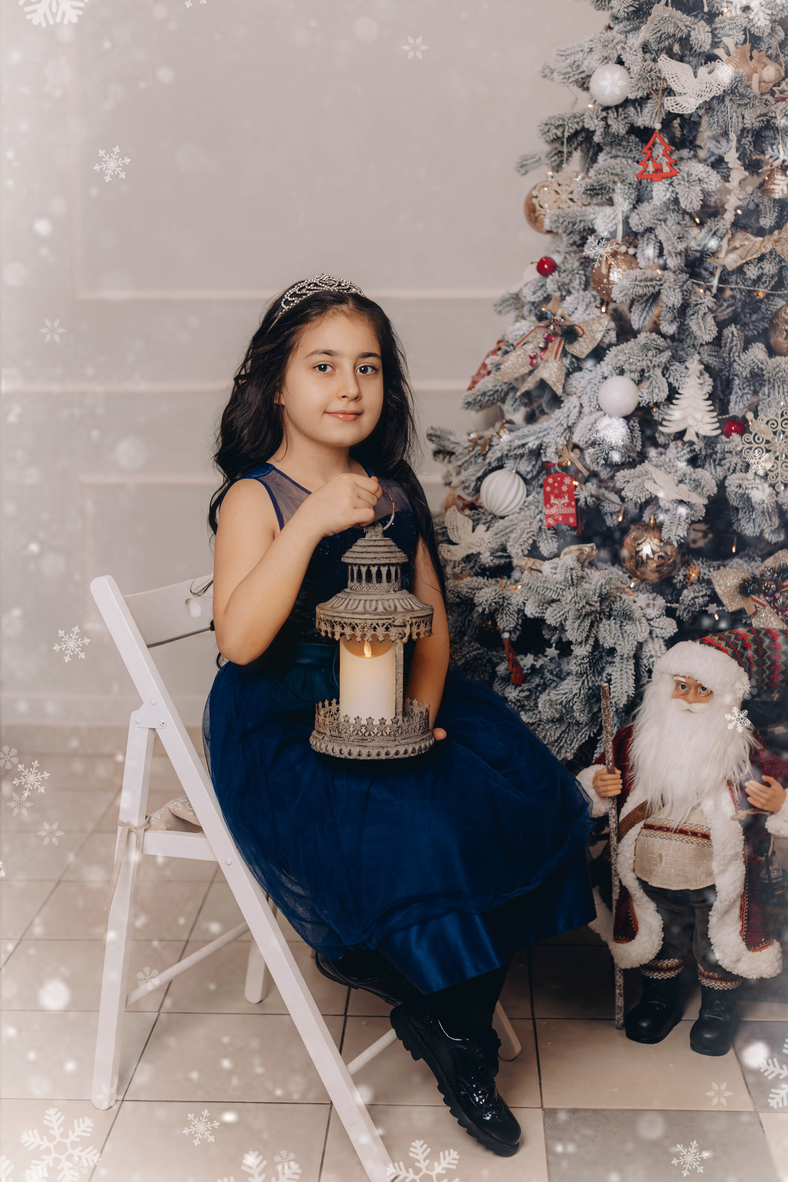 новогодняя фотосессия для школьников девочка возле ёлки