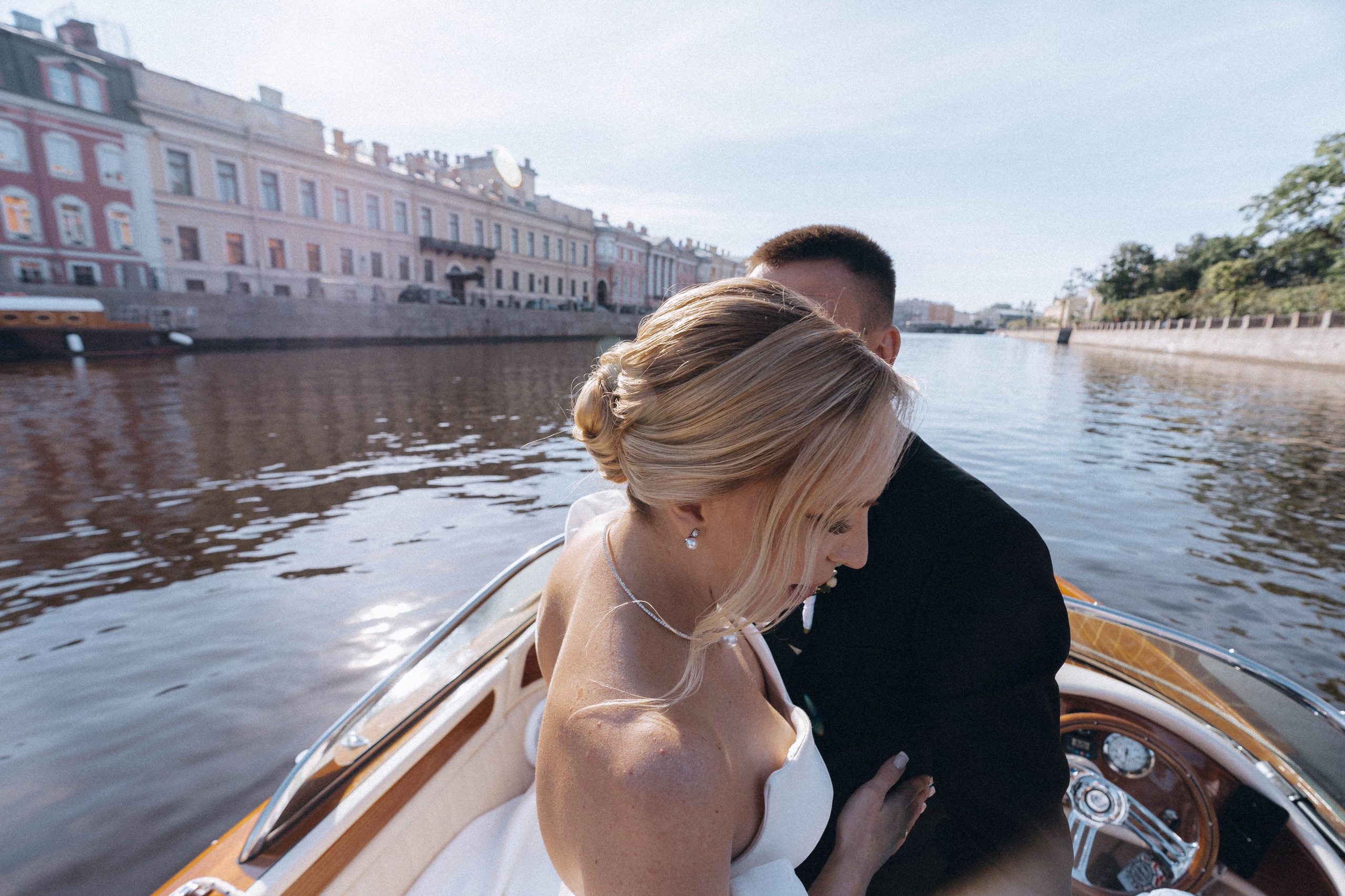 СВАДЕНБНАЯ СЬЕМКА НА КАТЕРЕ ПО КАНАЛАМ САНКТ-ПЕТЕРБУРГА И В АКВАТОРИИ НЕВЫ. Профессиональный фотограф, Санкт-Петербург — Виктория Богомолова