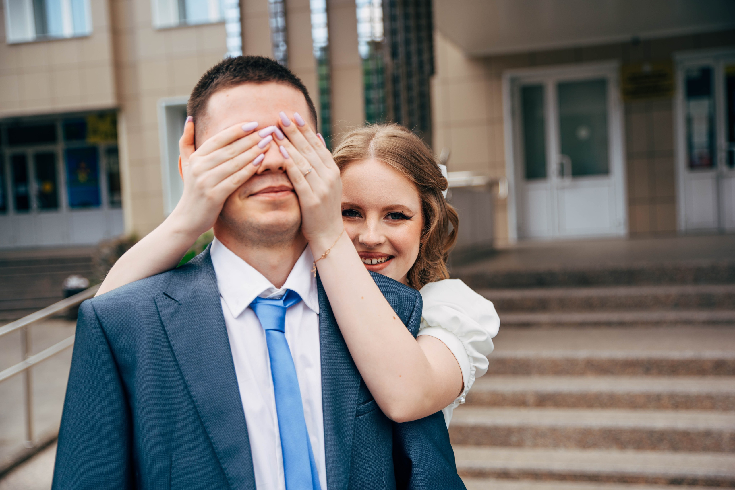 невеста закрывает глаза любимому