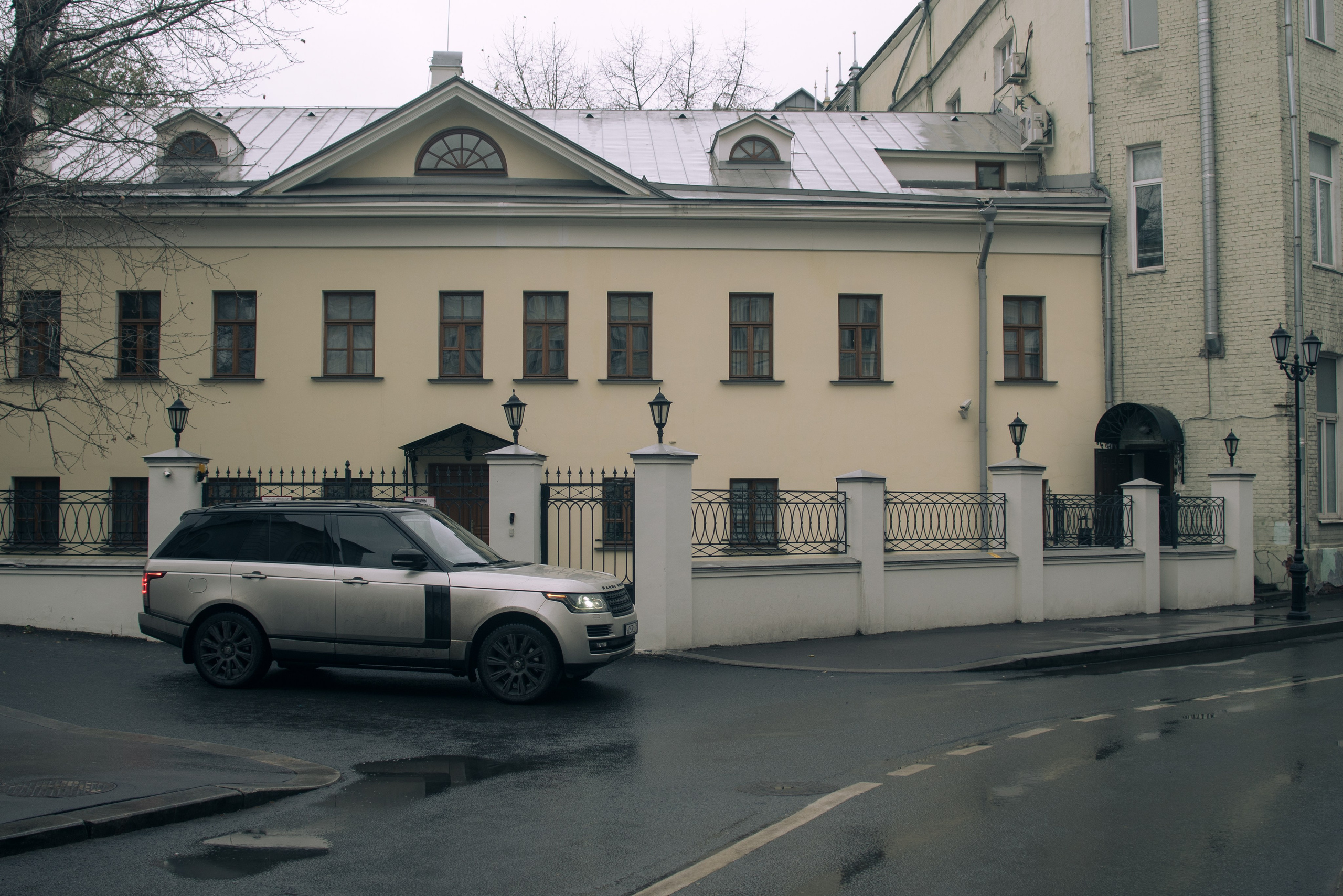 Range Rover в центре Москвы. Жуков Илья  свадебный фотограф в Москве