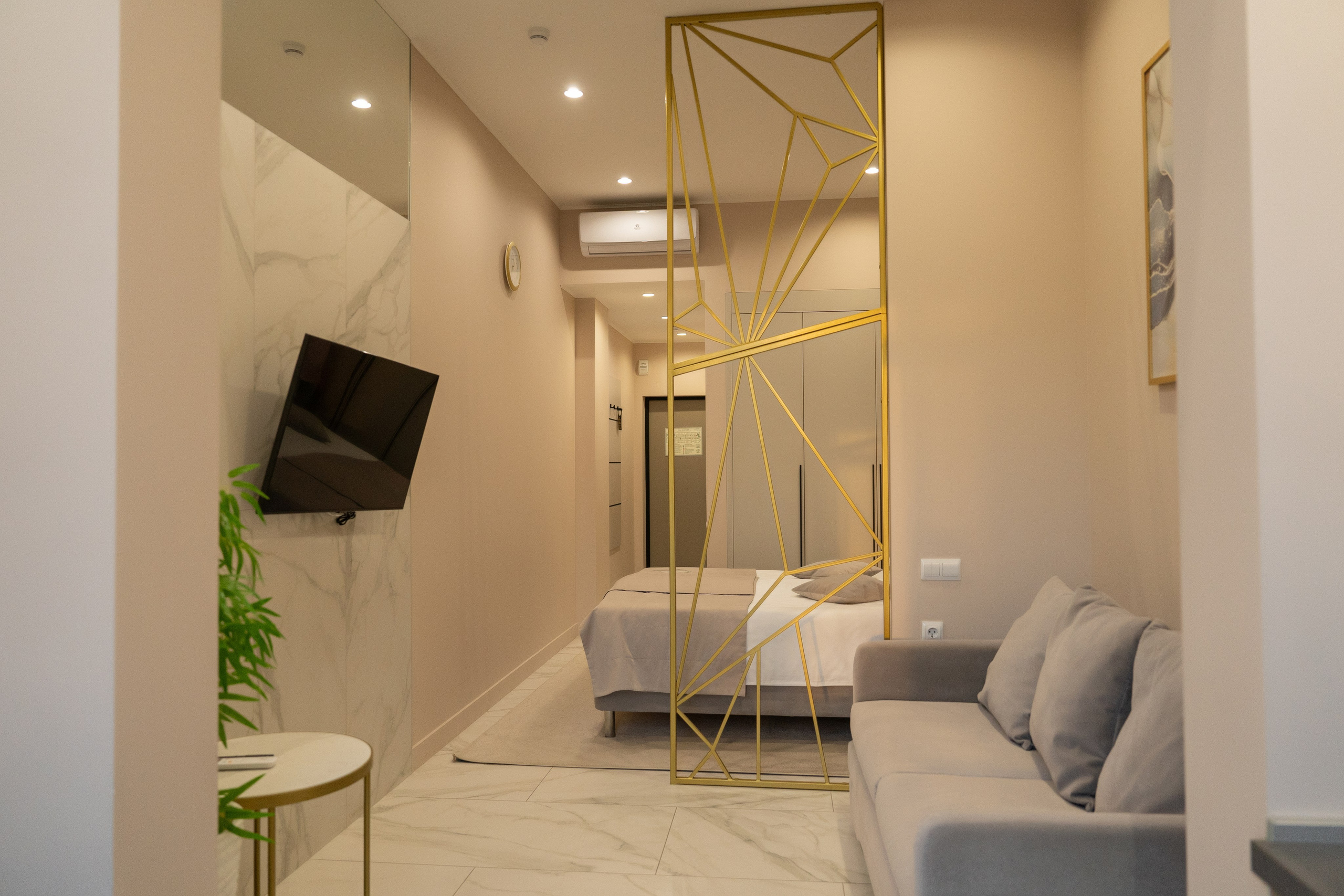 Mirror 4*. Фотограф и видеограф Елена Хмелевская