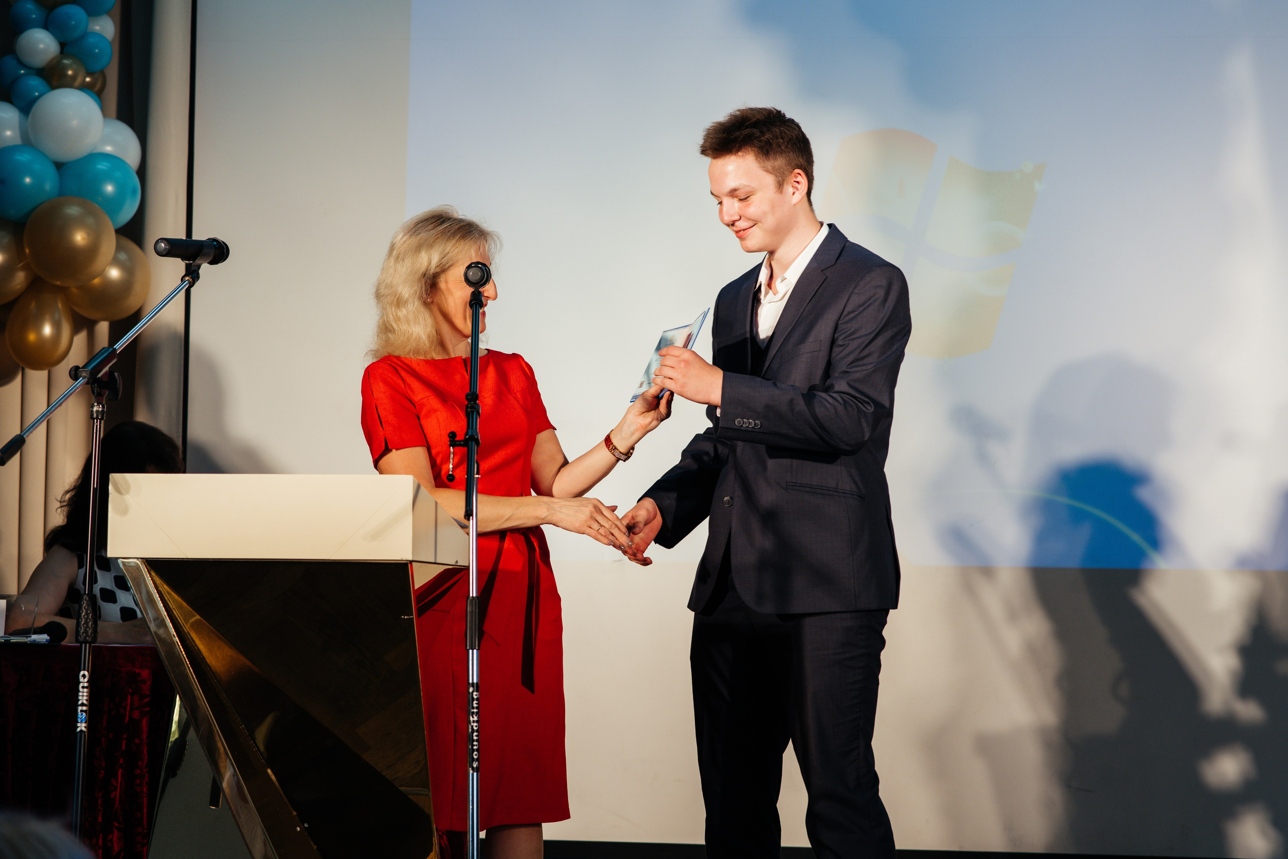 Вручение аттестатов. Выпускные альбомы в Подольске Москве и МО