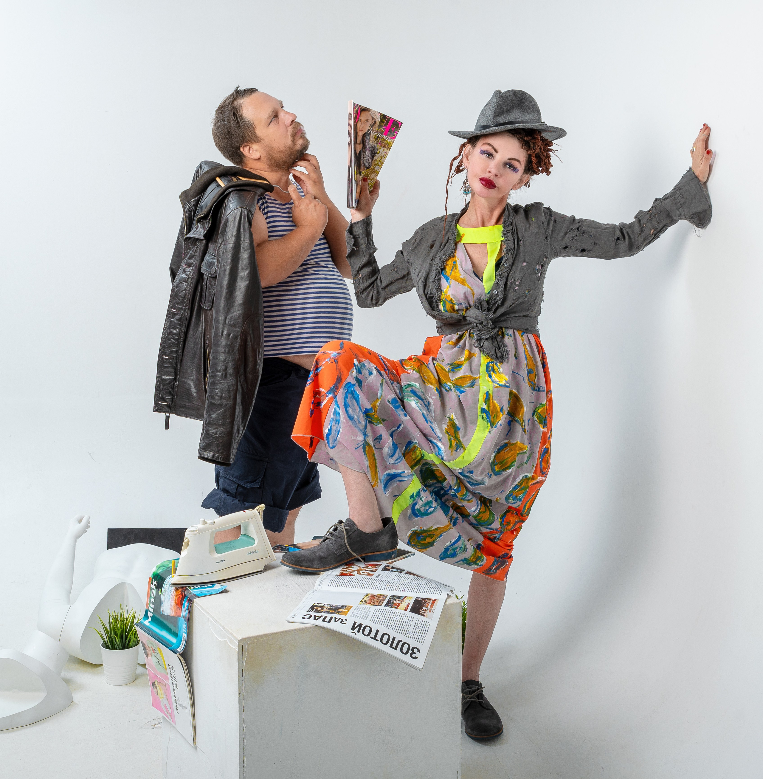 молодой парень , мужчина , серьезные намерения , букет , шляпа , чемодан ,костюм , волнение , подготовка к важному событию , встреча , встреча с родными , встреча после олгой разлуки , ожидание ,красивый парень , молодое тело , красивое тело , красивый волос , волос  ,отдых ,релакс , книга , чтение , грамотность ,чистота русского языка , красота белорусского языка   