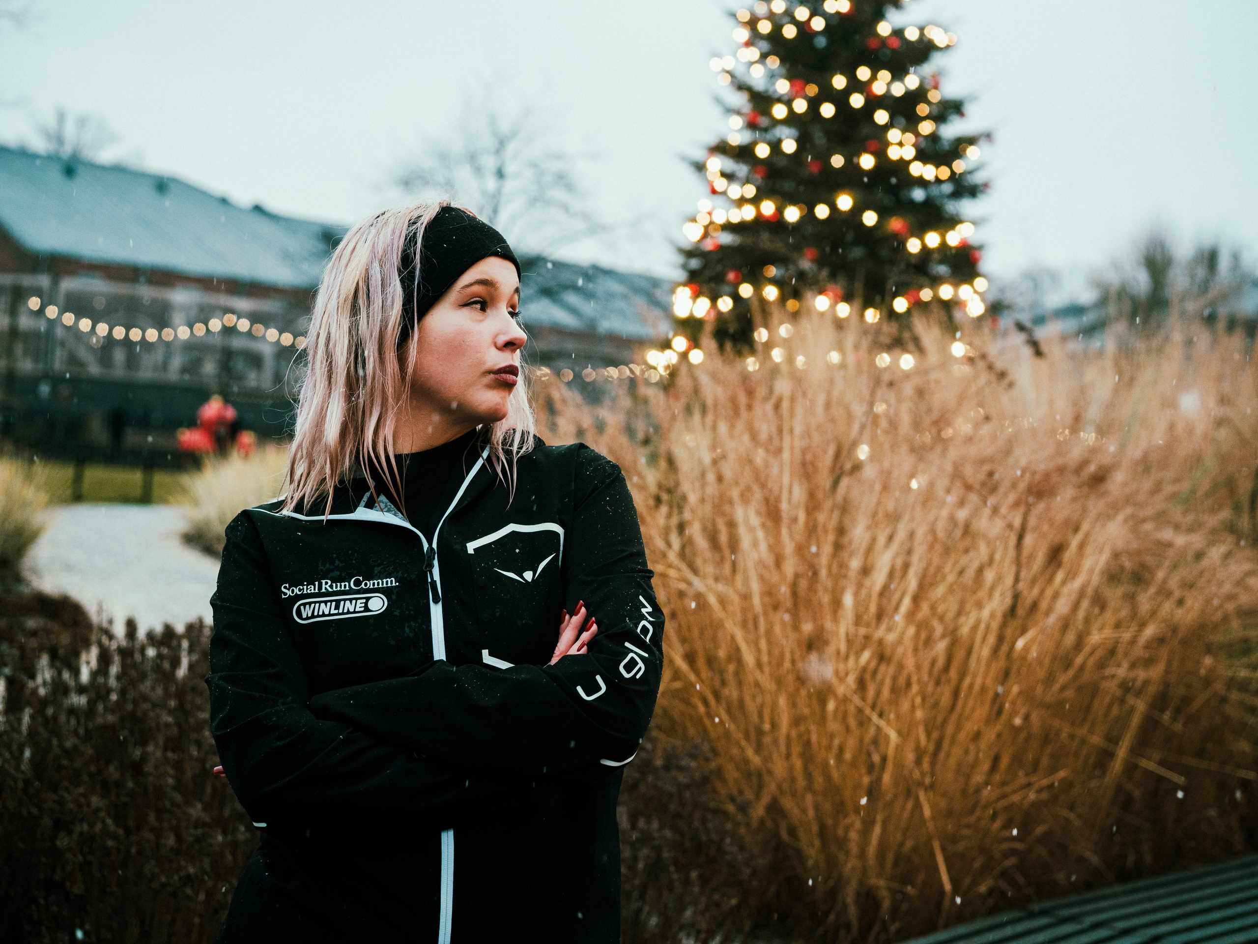 Social Run Community x Anta. Зимняя городская новогодняя фотосессия спортивной одежды от бегового клуба social run community. Портретный и репортажный фотограф в Санкт-Петербурге Смоляков Максим