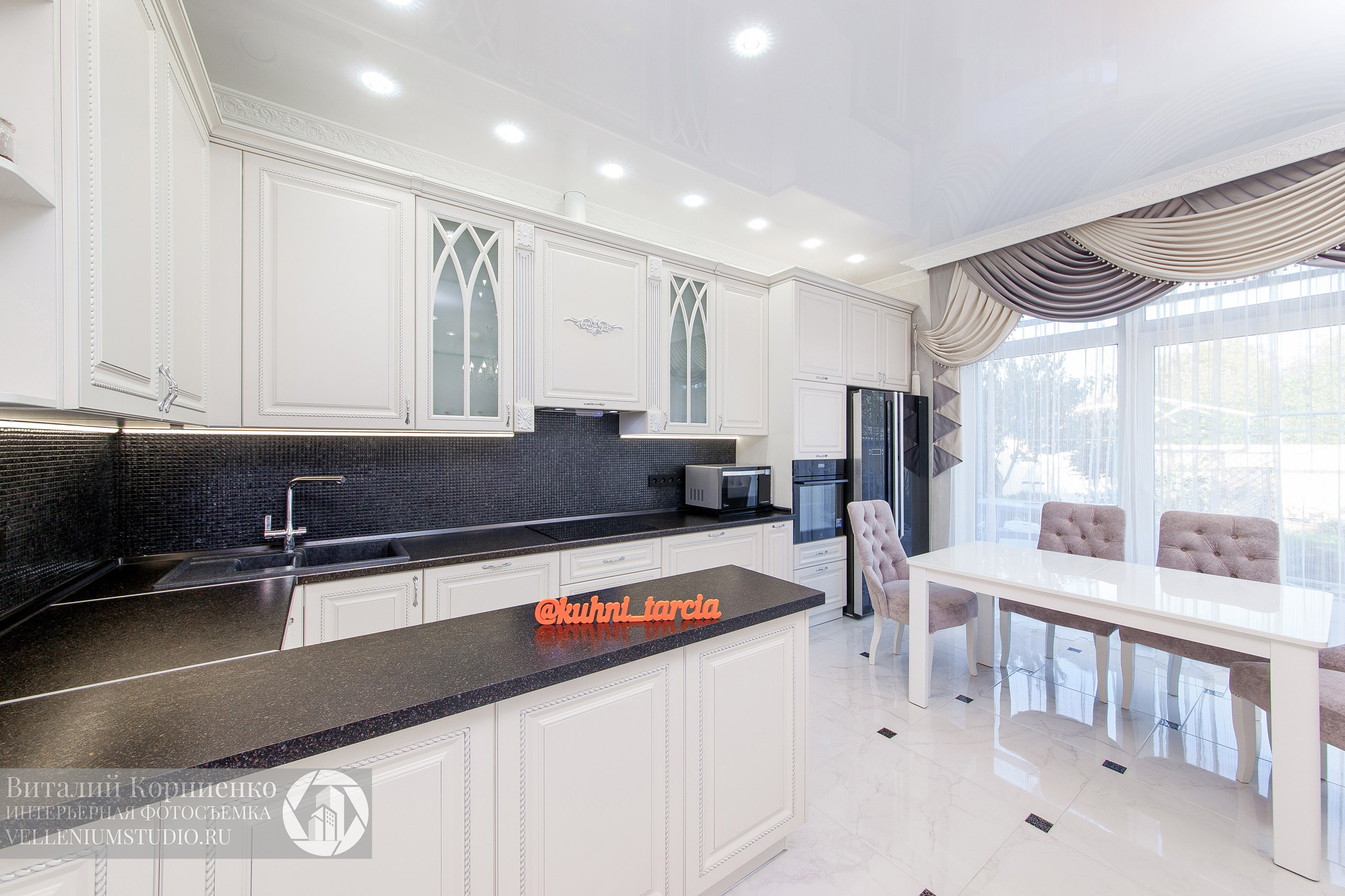 Кухня белая неоклассика. Интерьерный фотограф Краснодар: профессионально по доступным ценам