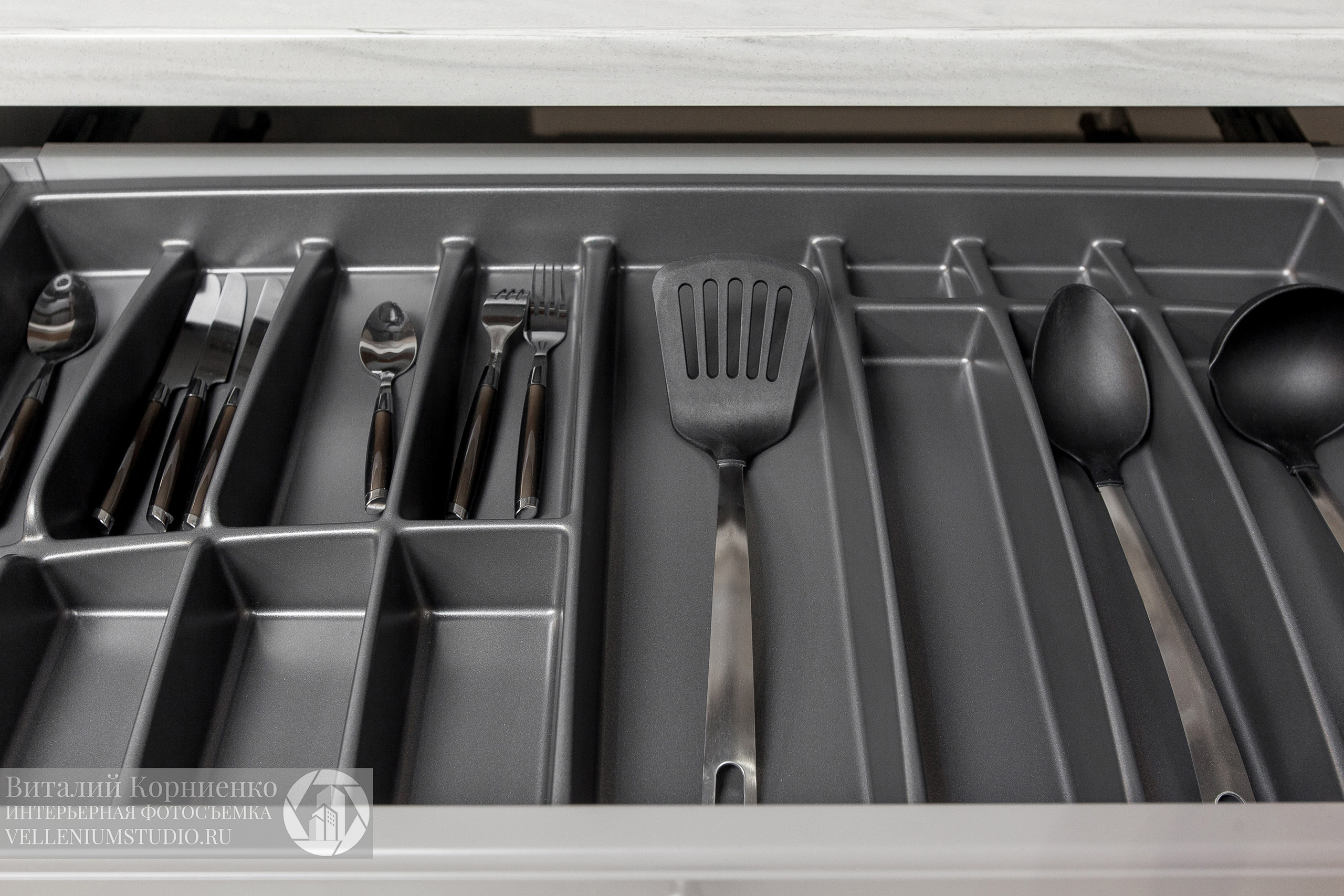 Кухня в салоне 3. Интерьерный фотограф Краснодар: профессионально по доступным ценам