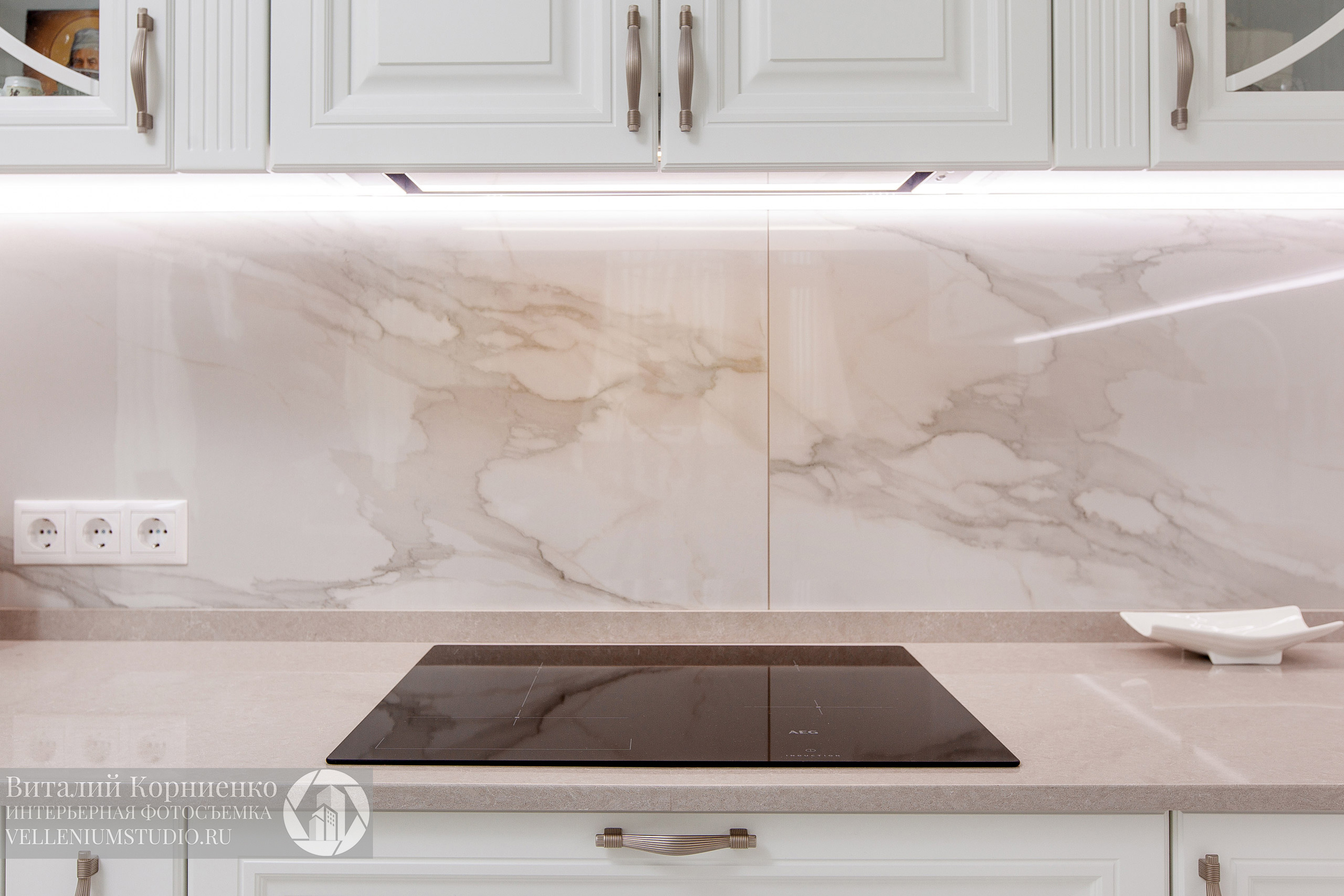 Кухня белая, шкаф, прихожая. Интерьерный фотограф Краснодар: профессионально по доступным ценам