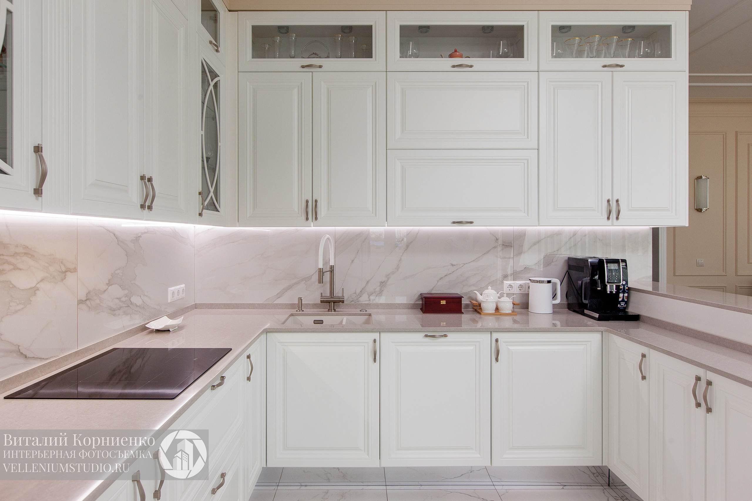 Кухня белая, шкаф, прихожая. Интерьерный фотограф Краснодар: профессионально по доступным ценам
