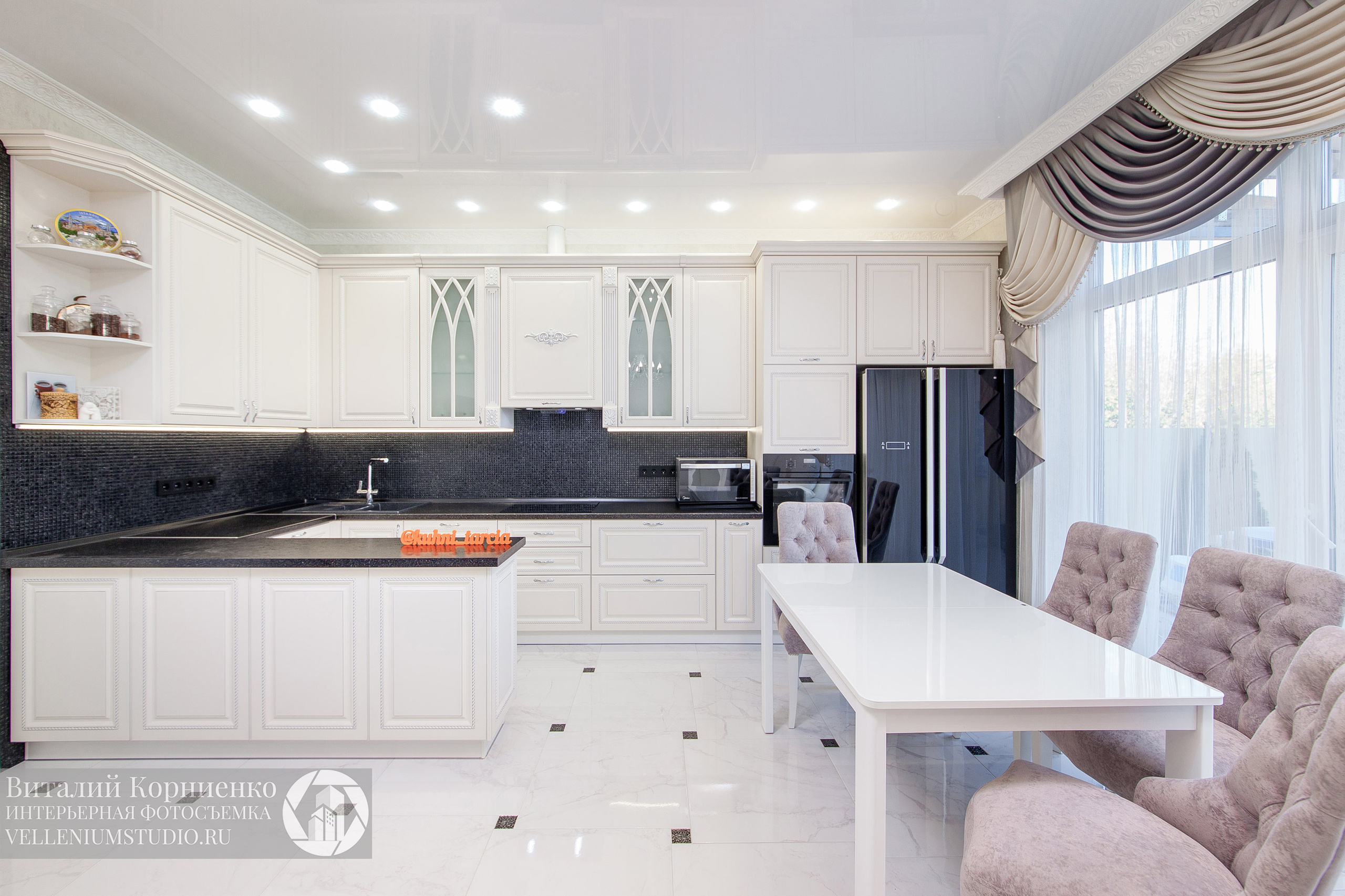 Кухня белая неоклассика. Интерьерный фотограф Краснодар: профессионально по доступным ценам