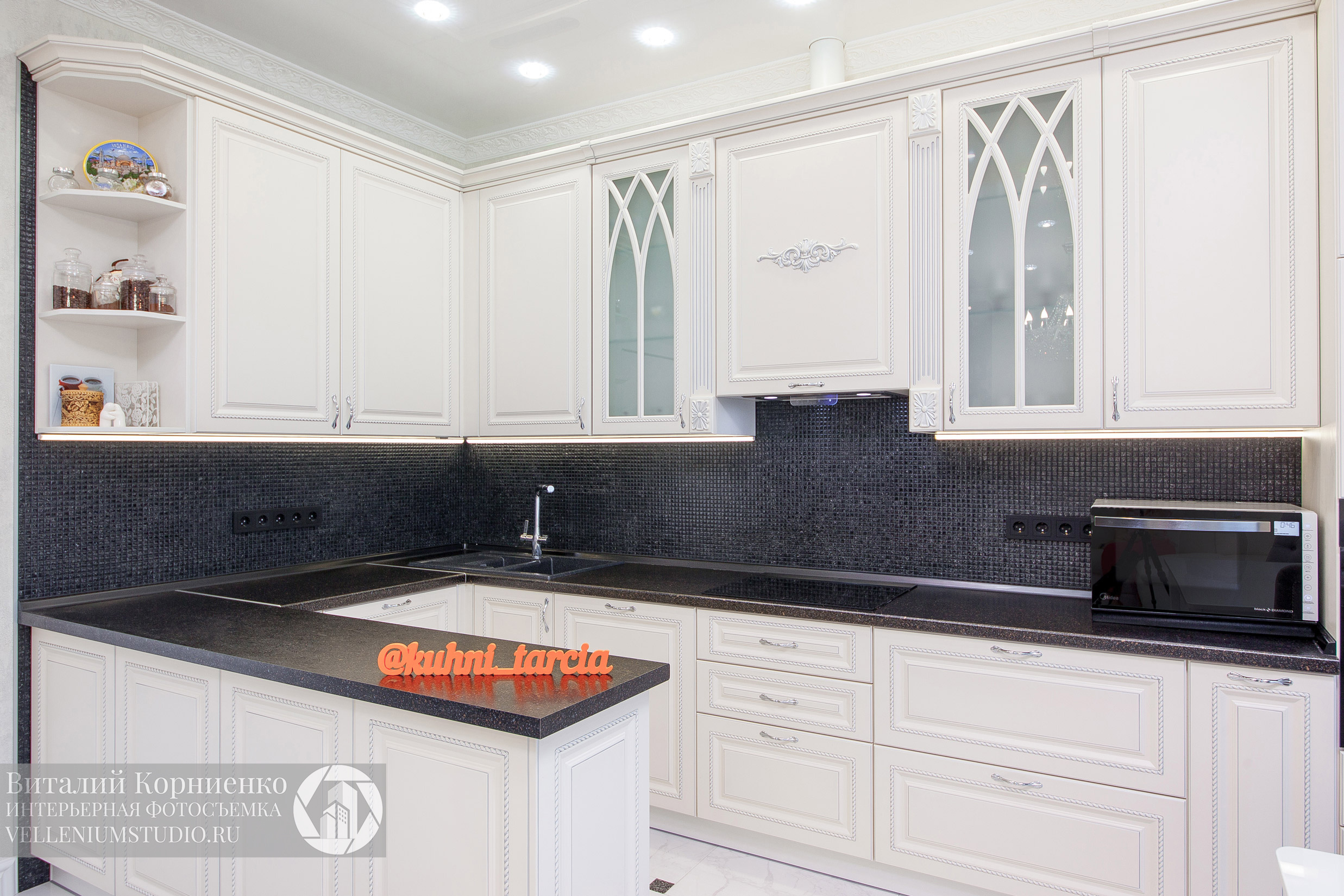 Кухня белая неоклассика. Интерьерный фотограф Краснодар: профессионально по доступным ценам