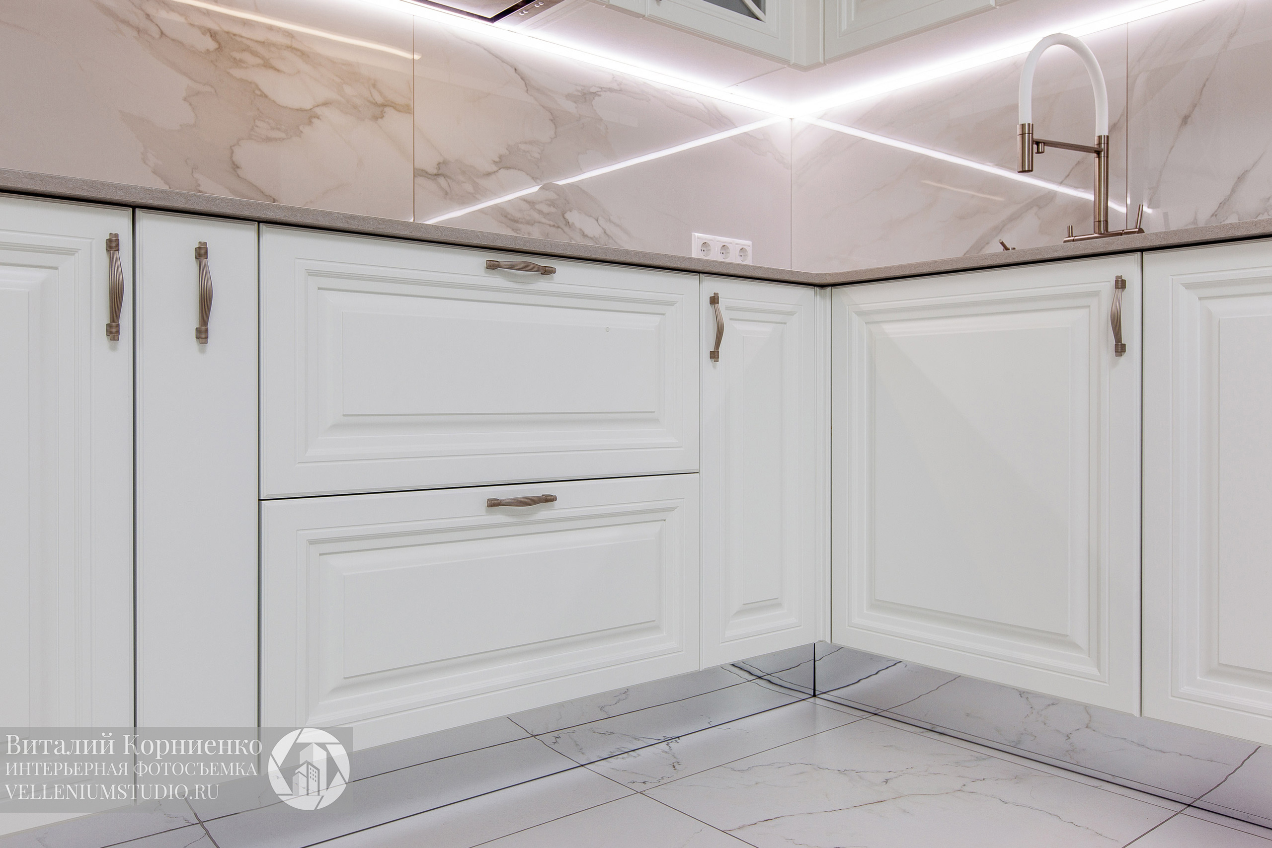Кухня белая, шкаф, прихожая. Интерьерный фотограф Краснодар: профессионально по доступным ценам