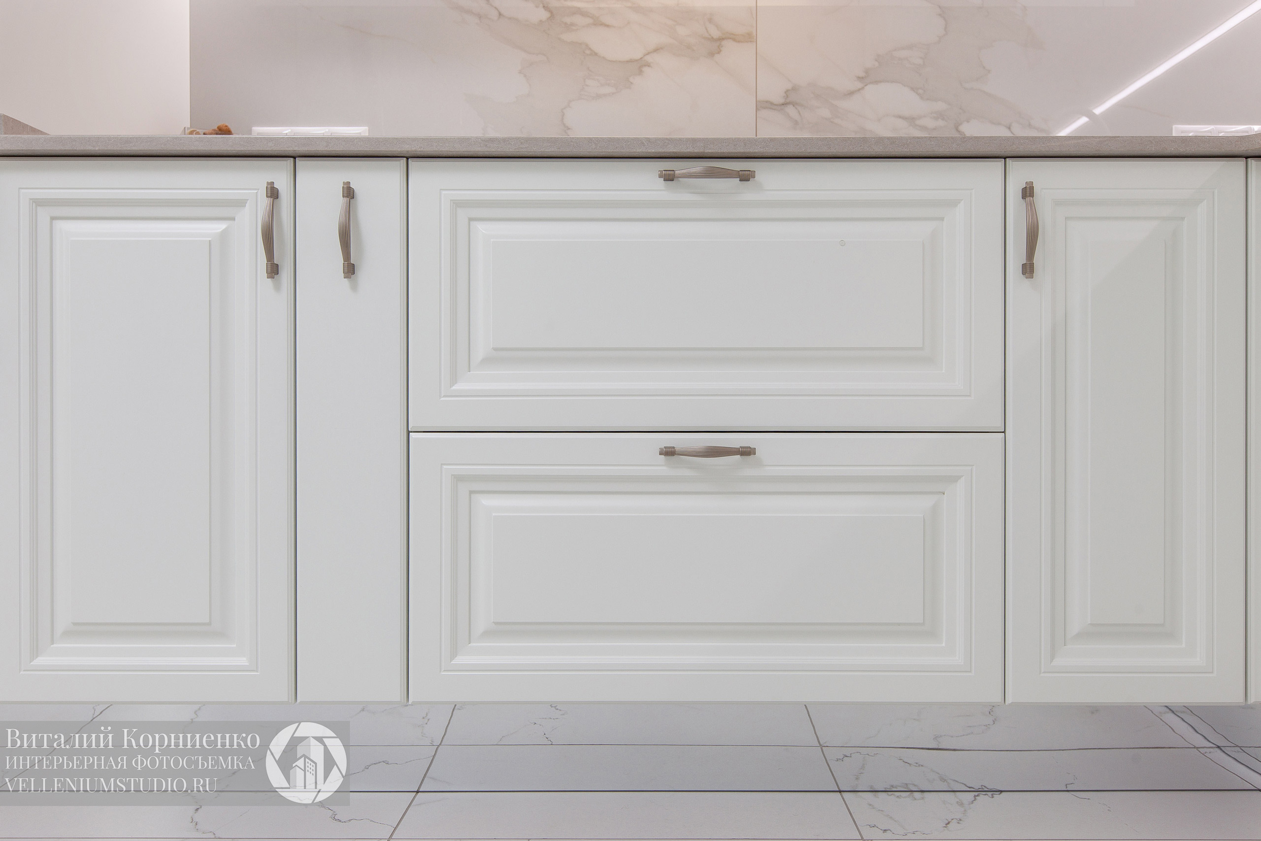 Кухня белая, шкаф, прихожая. Интерьерный фотограф Краснодар: профессионально по доступным ценам
