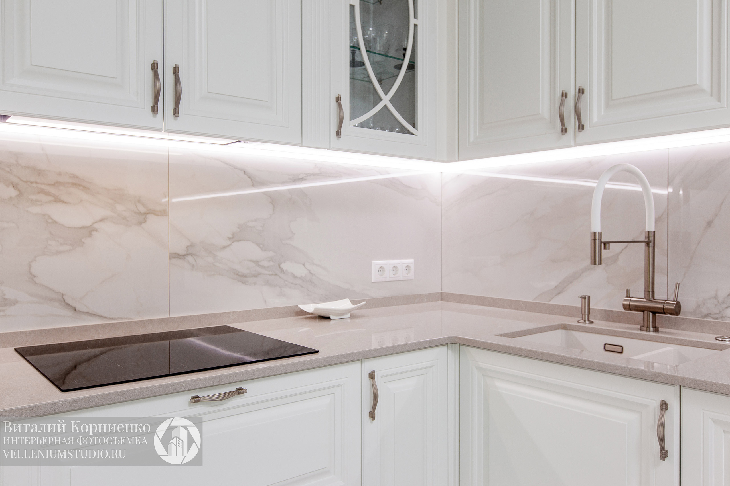 Кухня белая, шкаф, прихожая. Интерьерный фотограф Краснодар: профессионально по доступным ценам