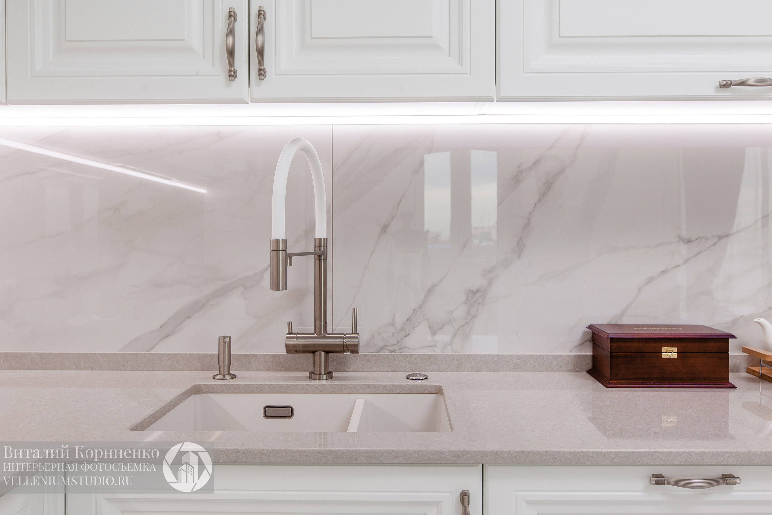 Кухня белая, шкаф, прихожая. Интерьерный фотограф Краснодар: профессионально по доступным ценам