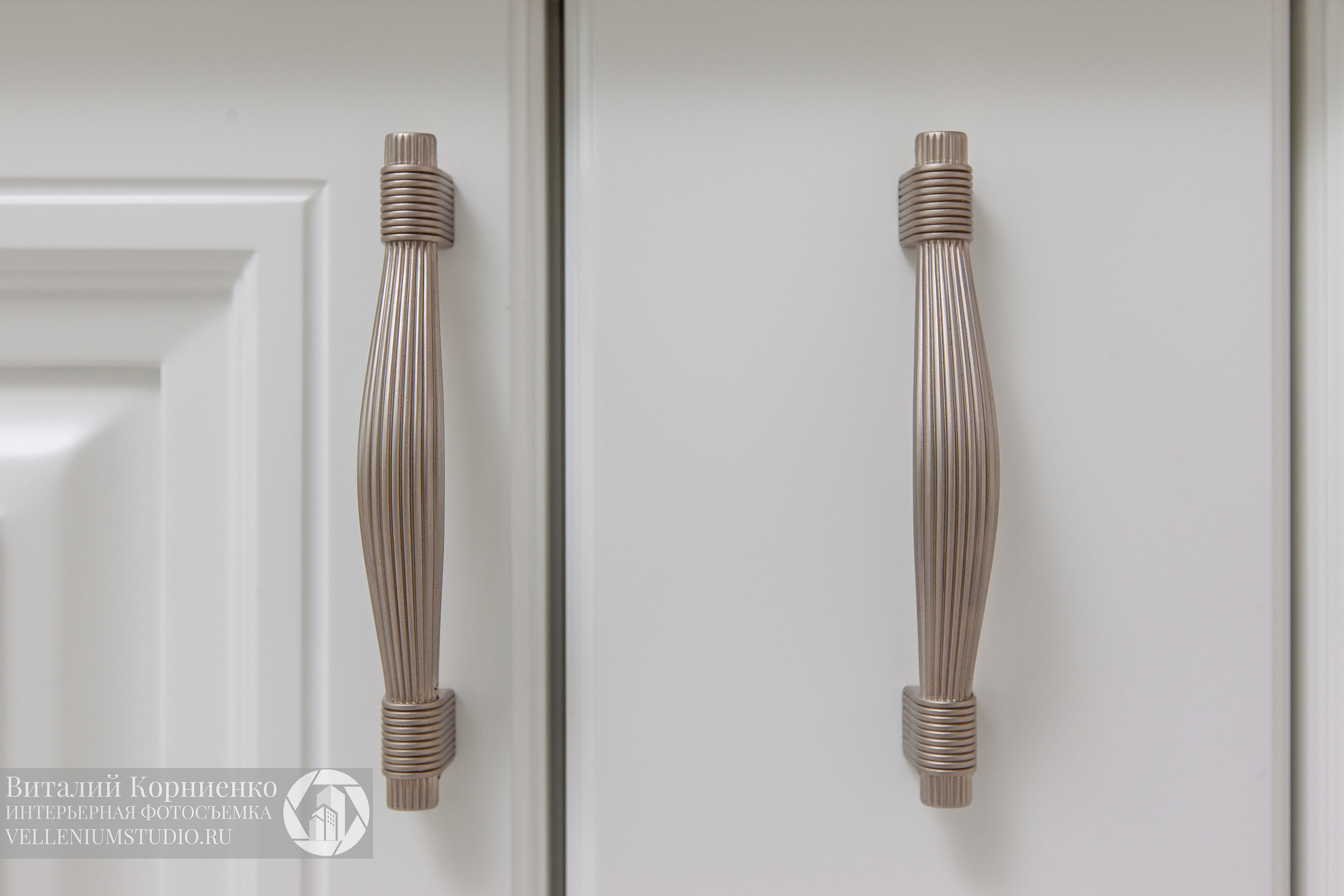 Кухня белая, шкаф, прихожая. Интерьерный фотограф Краснодар: профессионально по доступным ценам