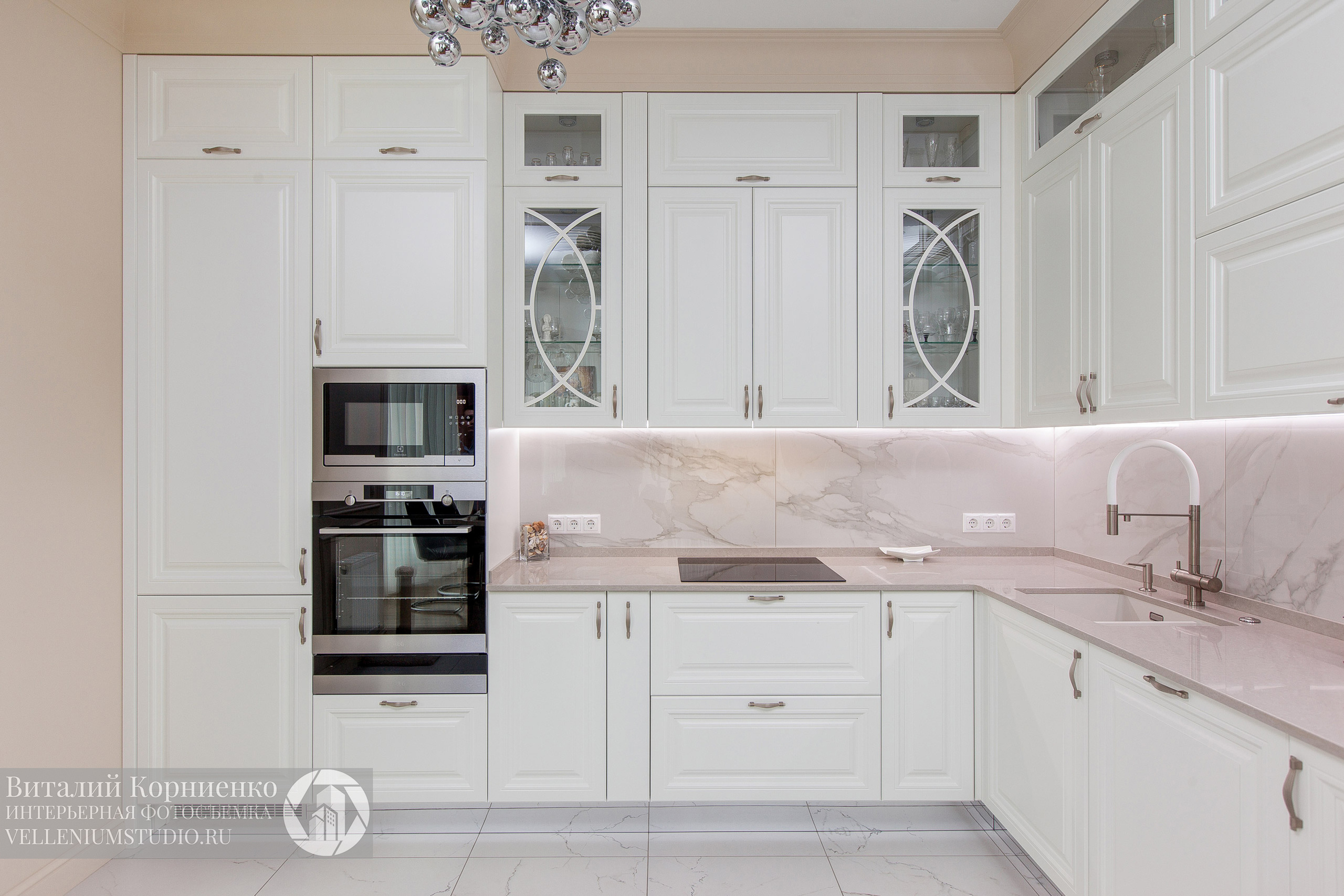 Кухня белая, шкаф, прихожая. Интерьерный фотограф Краснодар: профессионально по доступным ценам