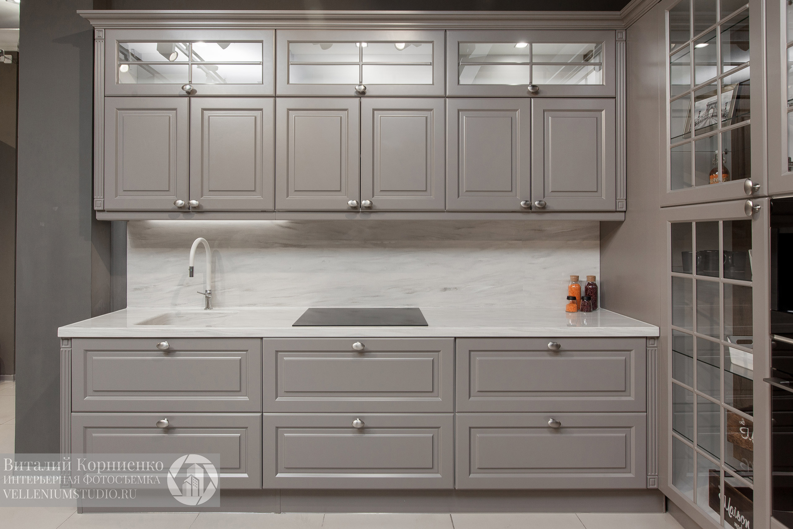 Кухня в салоне 3. Интерьерный фотограф Краснодар: профессионально по доступным ценам