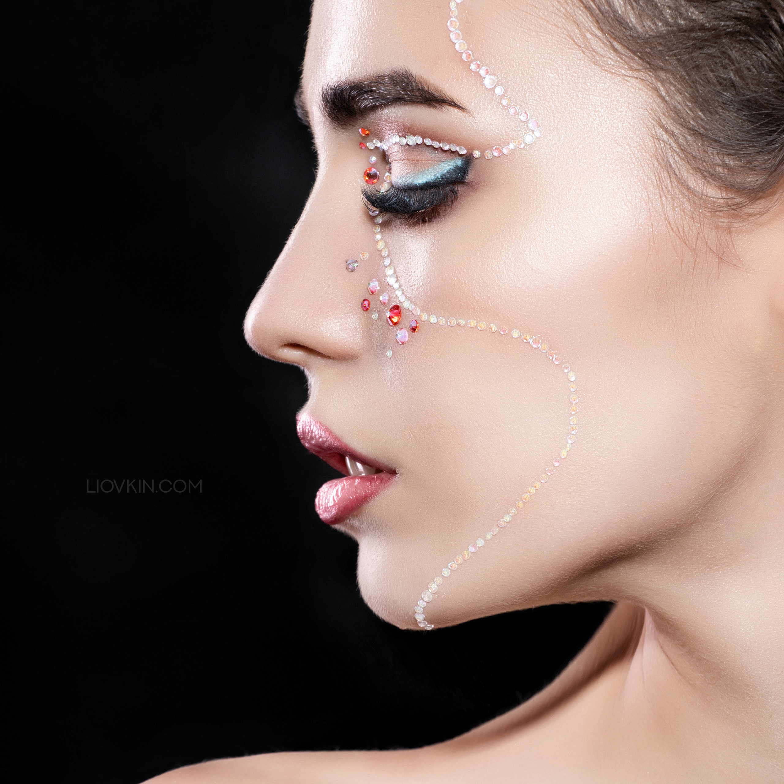 Съемка с цветным светом и стразами. Фотограф Андрей Лёвкин