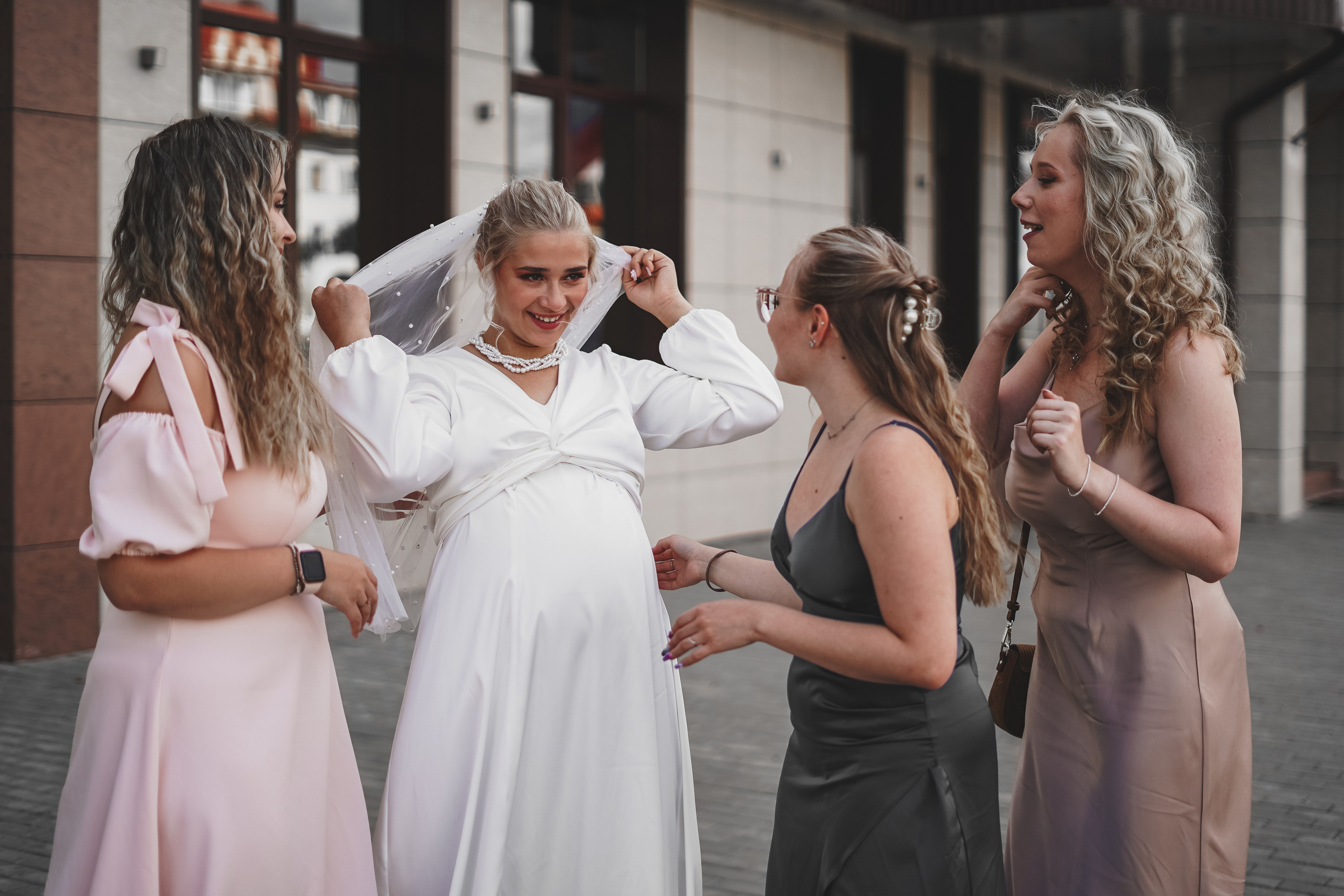 Невеста возле загса с подружками