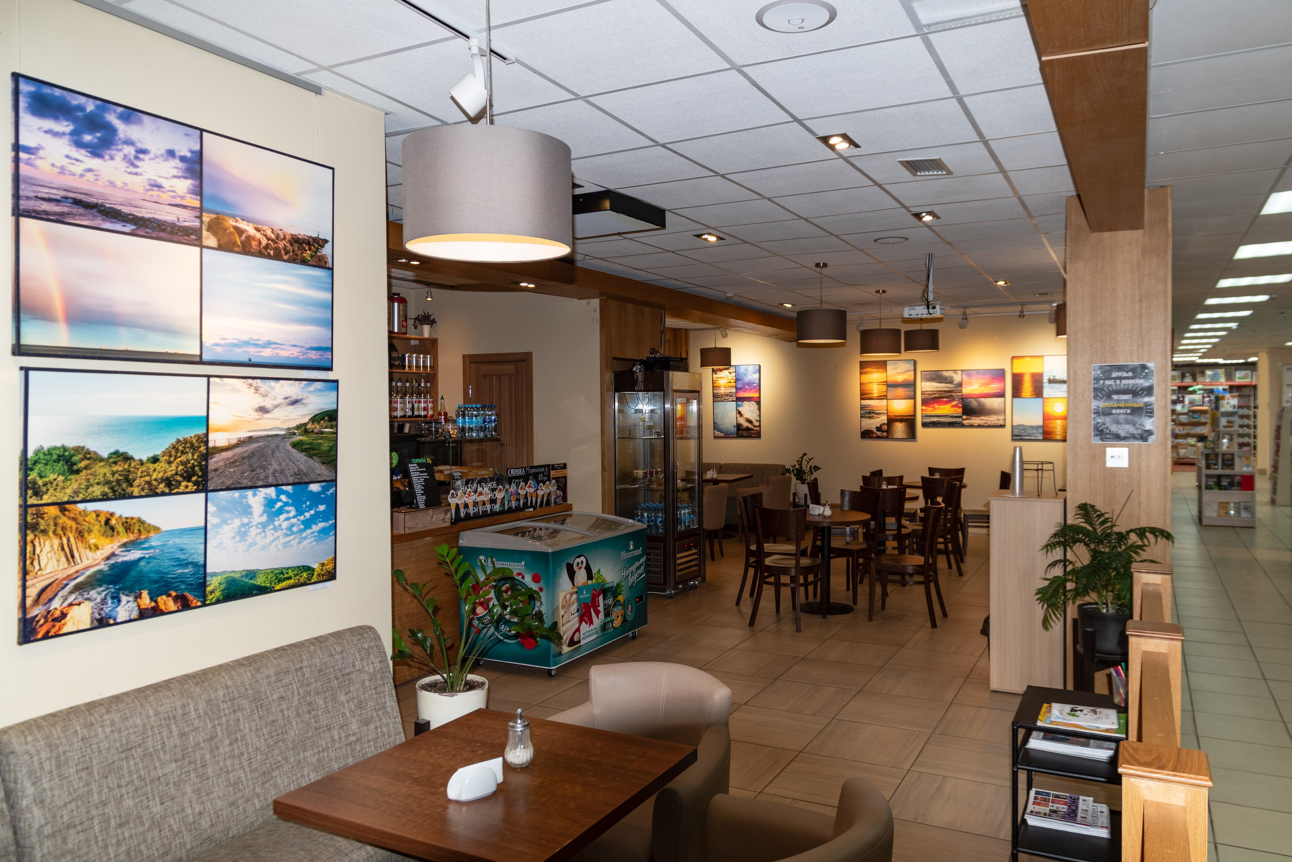 Фотовыставка в Доме книги Абракнигабра (Тверь). Фотограф — оформитель. Москва — Тверь