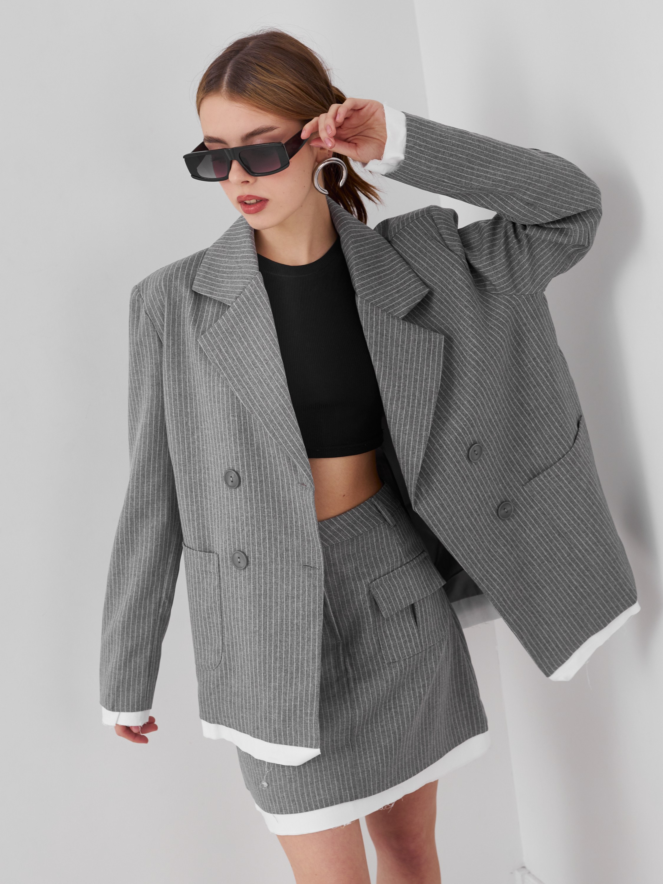 Фотосъемка костюма с юбкой пиджаком Екатеринбург Wildberries ВБ Ozon Озон фотосессия одежды Екб заказать цена фотосъемка товара WB костюмы. Фотограф Екатеринбург Анастасия Жерновская | Маркетплейсы и нейрофото