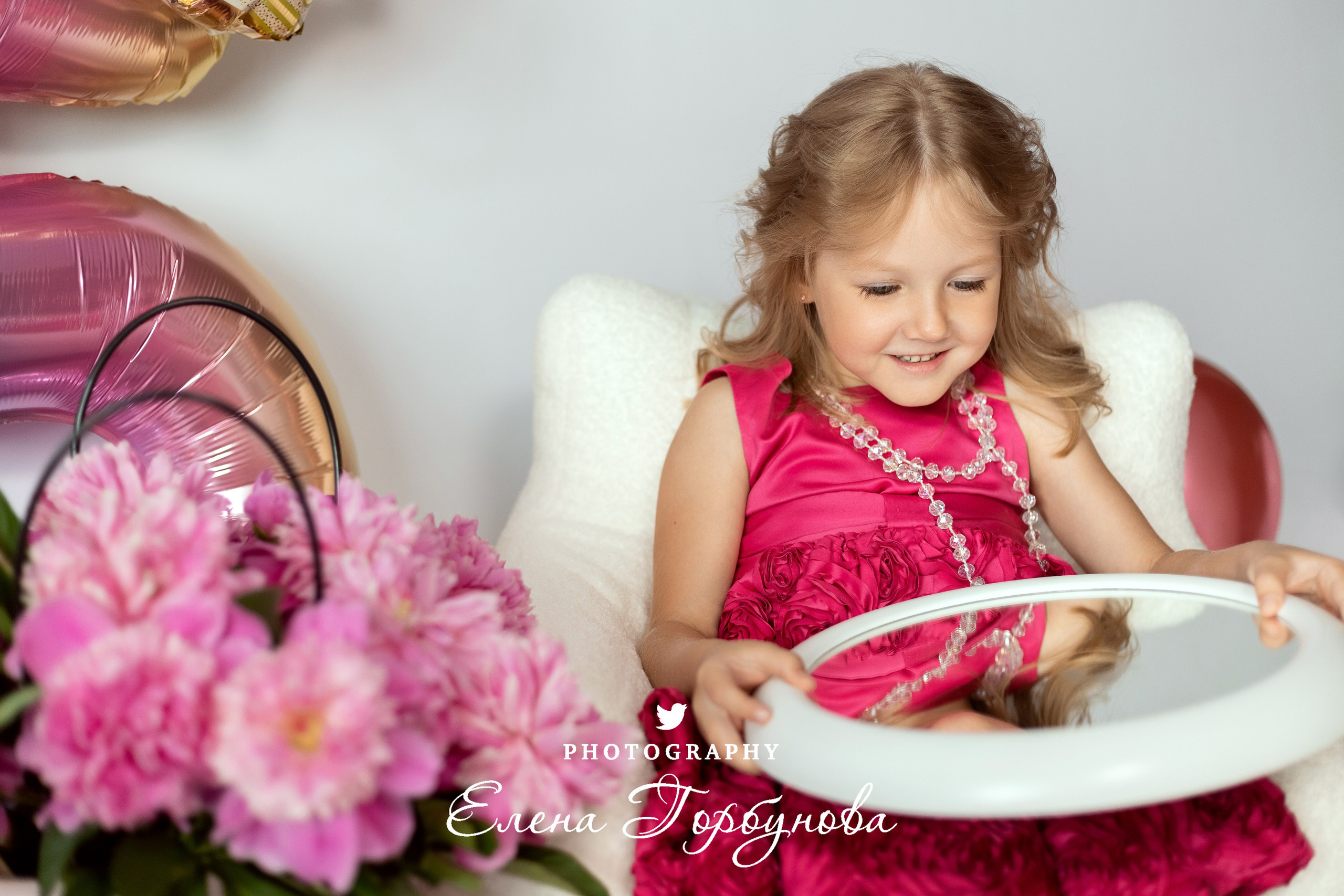 девочка 5 лет в розовом на фотосессии в студии с зеркалом