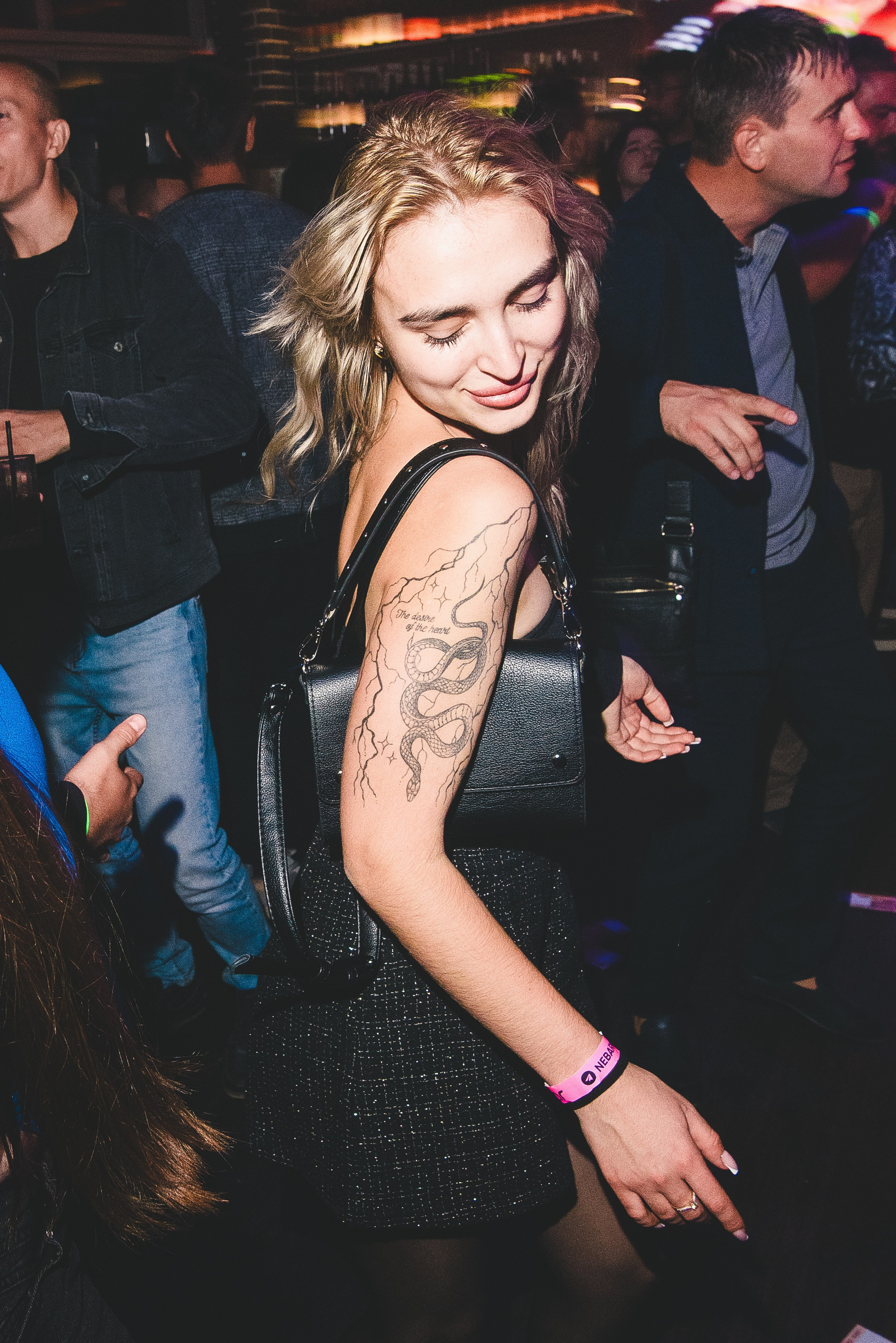 Фотоотчёты о вечеринках для НеБар Волгоград. Или стиль «пьяный фотограф». Фотограф в Волгограде и Волжском Александр Горбань